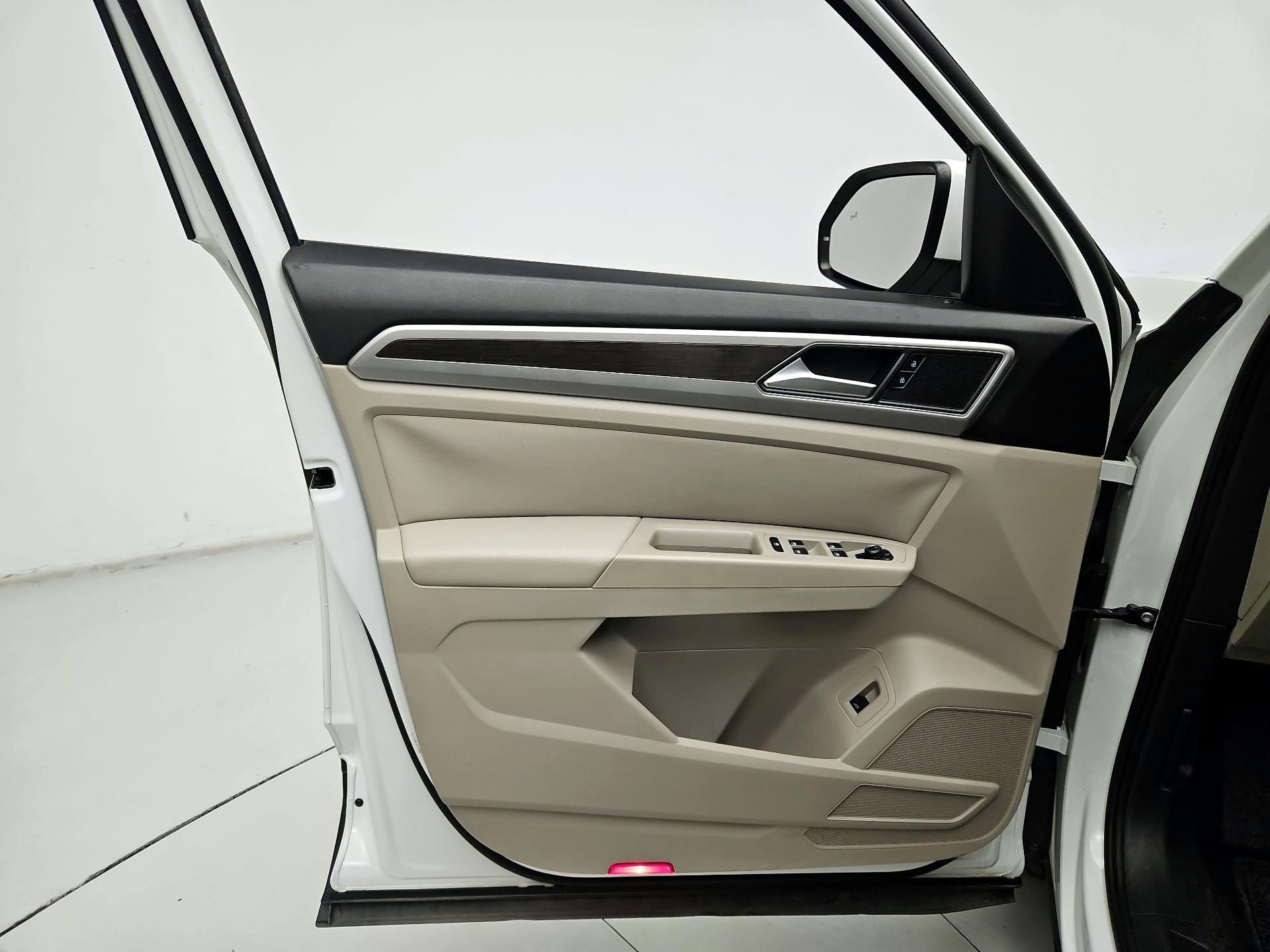 Thumbnail: 2018 Volkswagen Atlas - 12