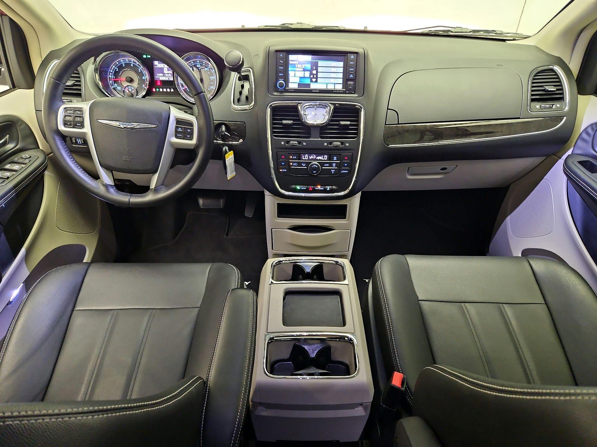 Thumbnail: 2016 Chrysler Town & Country - 9