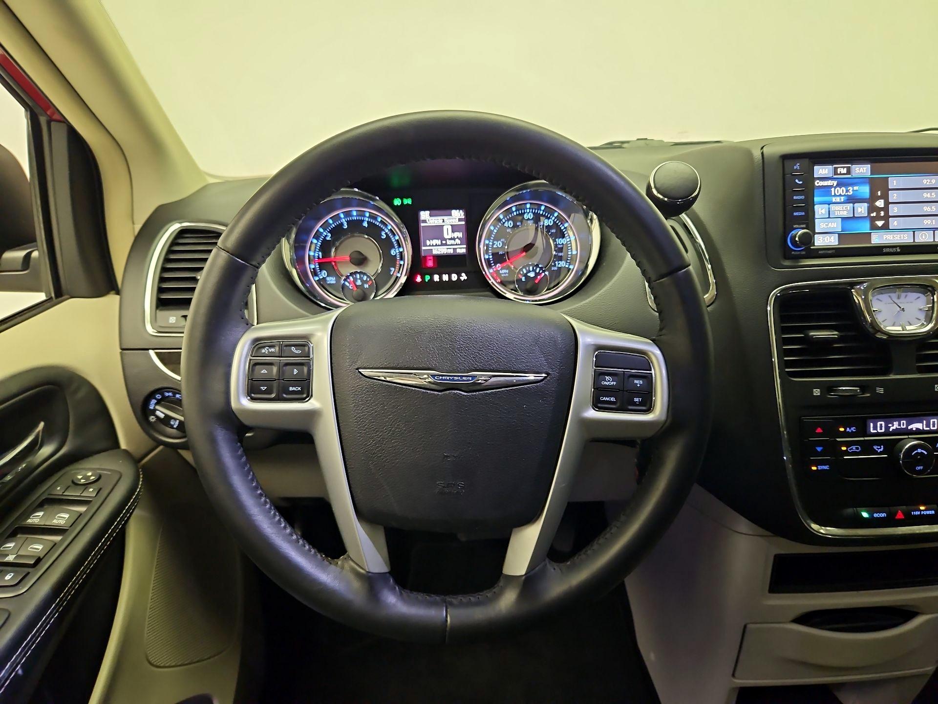 Thumbnail: 2016 Chrysler Town & Country - 10