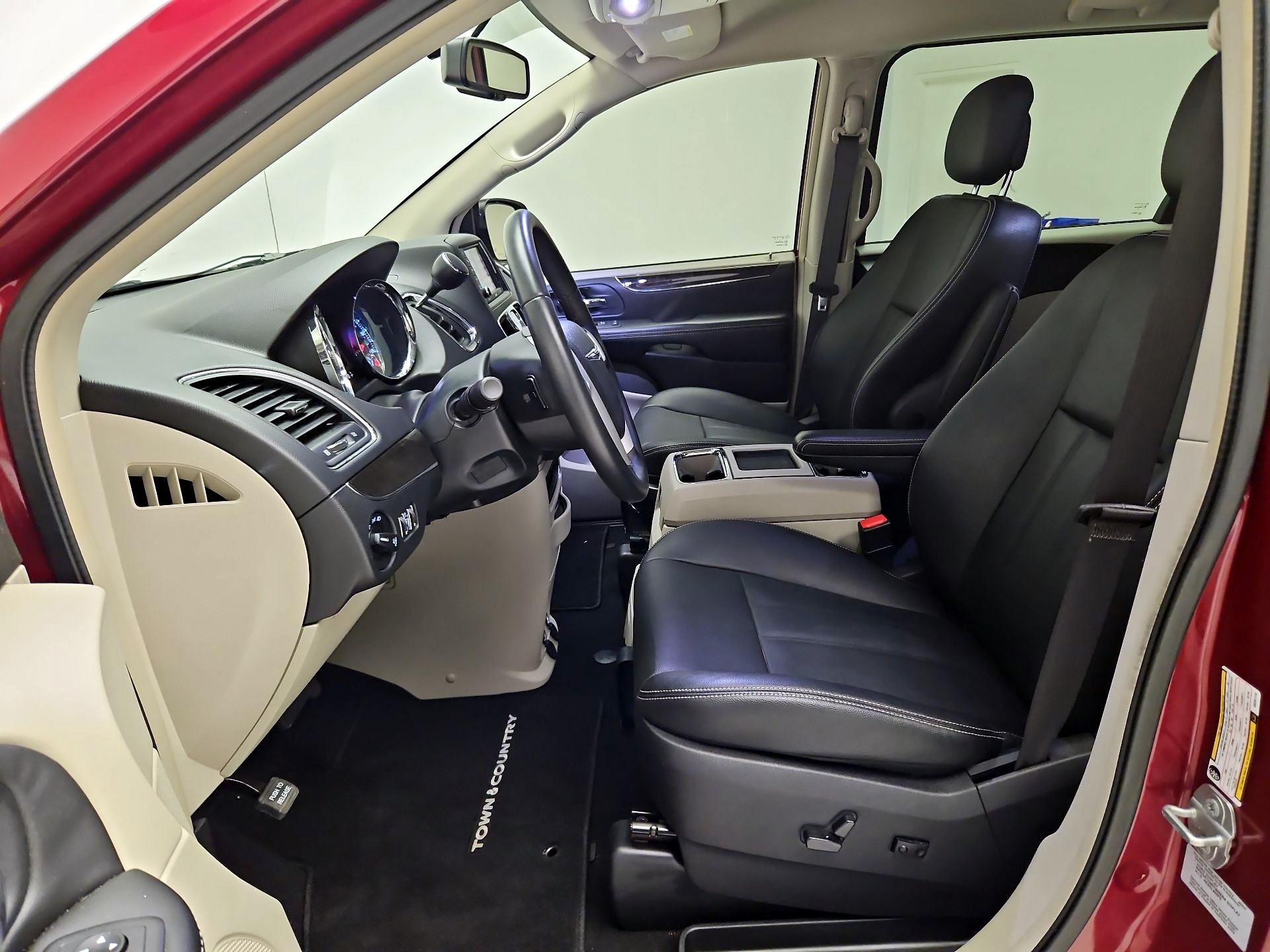 Thumbnail: 2016 Chrysler Town & Country - 11