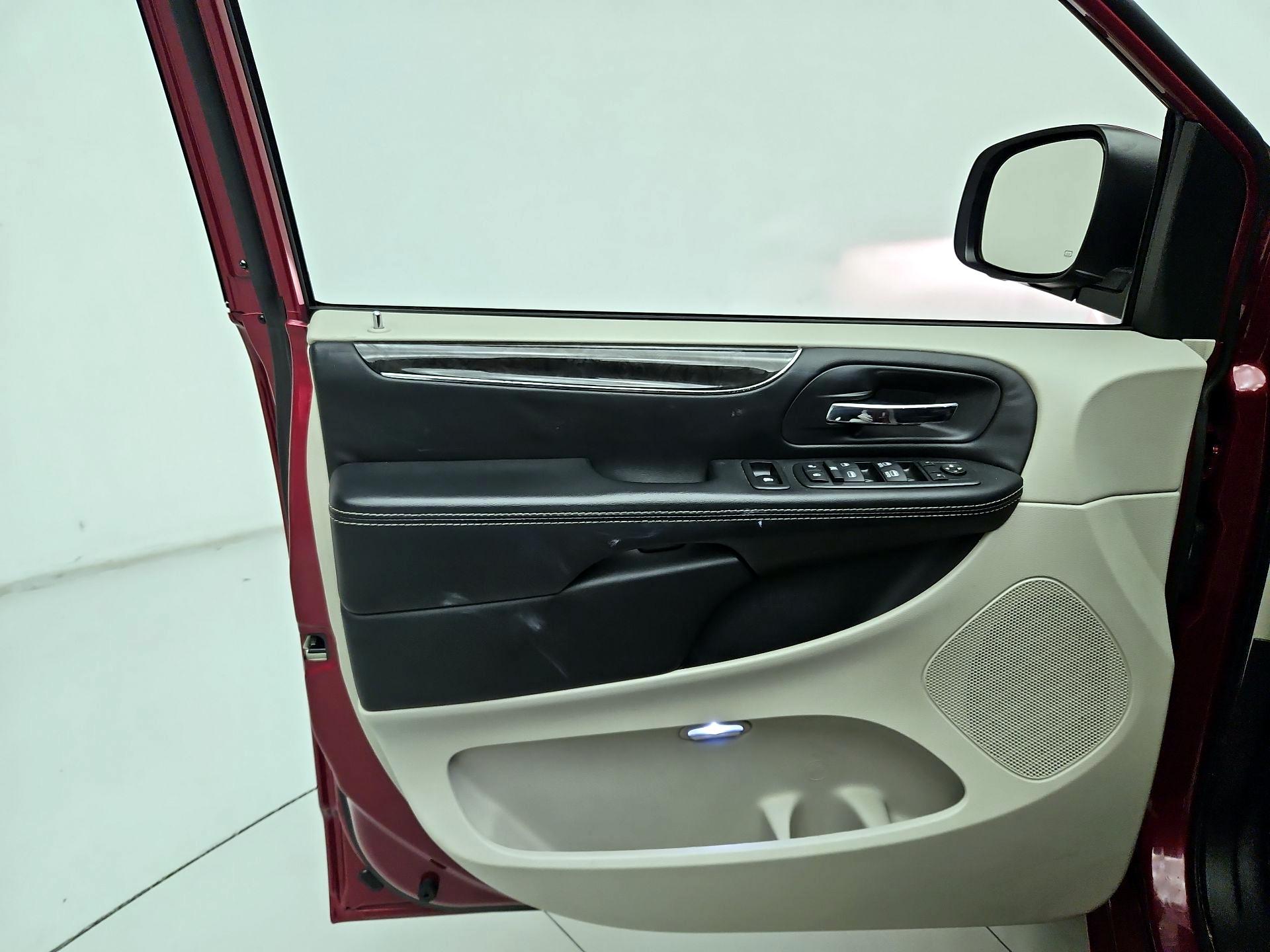 Thumbnail: 2016 Chrysler Town & Country - 12