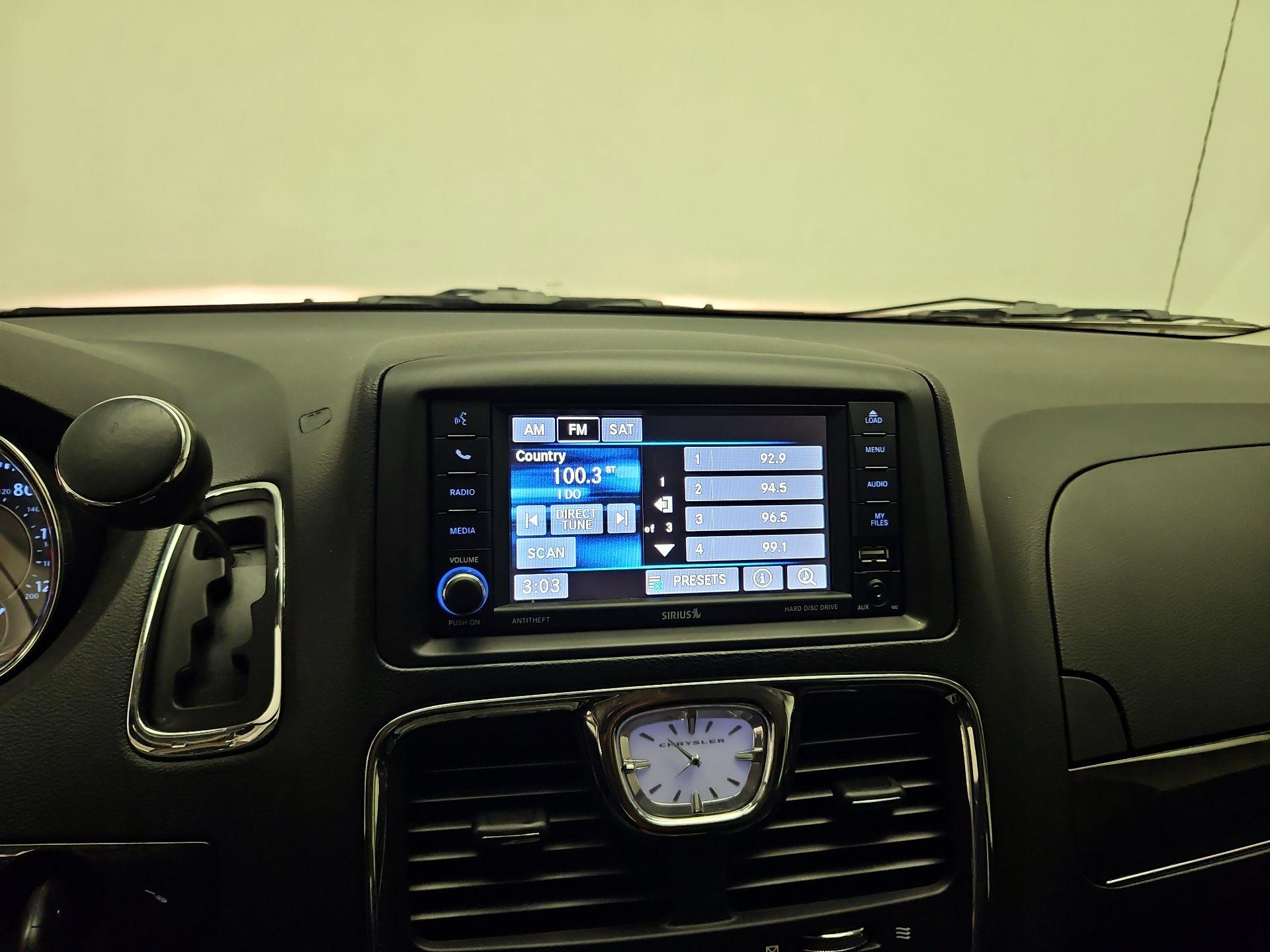 Thumbnail: 2016 Chrysler Town & Country - 14
