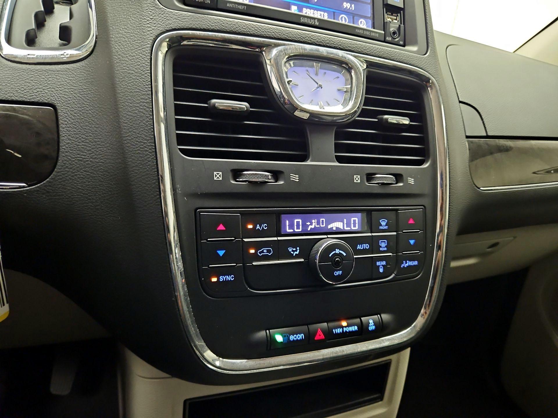 Thumbnail: 2016 Chrysler Town & Country - 15