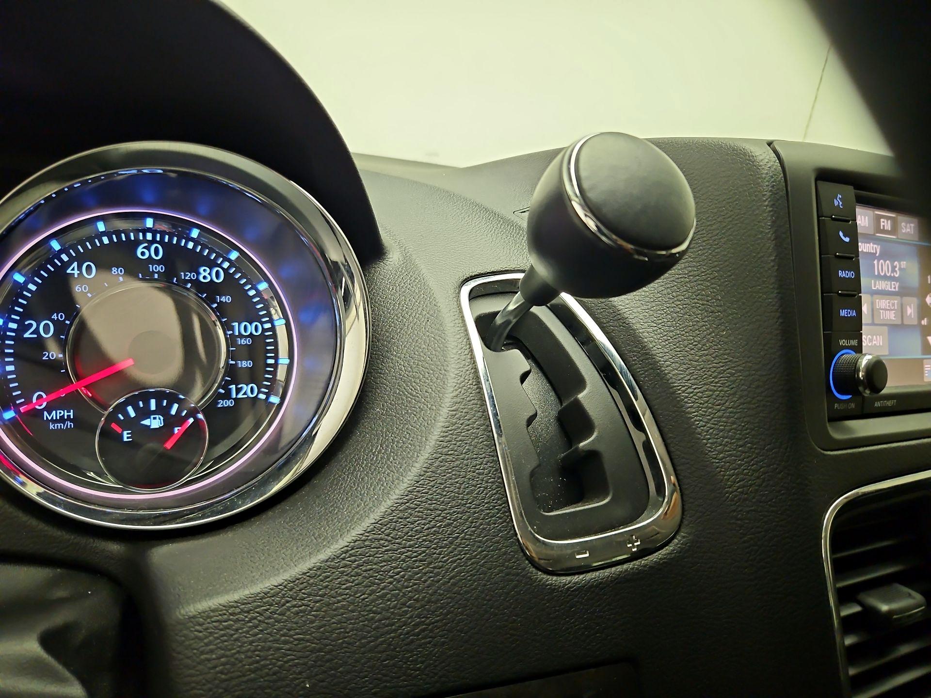 Thumbnail: 2016 Chrysler Town & Country - 16