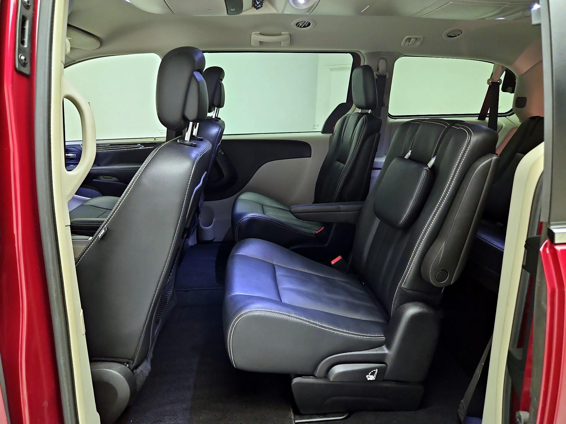 Thumbnail: 2016 Chrysler Town & Country - 17