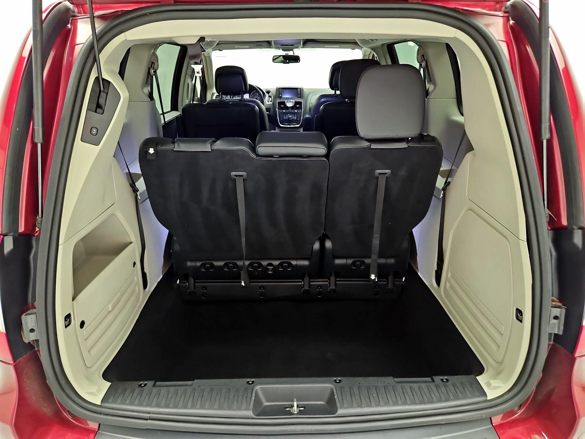 Thumbnail: 2016 Chrysler Town & Country - 18