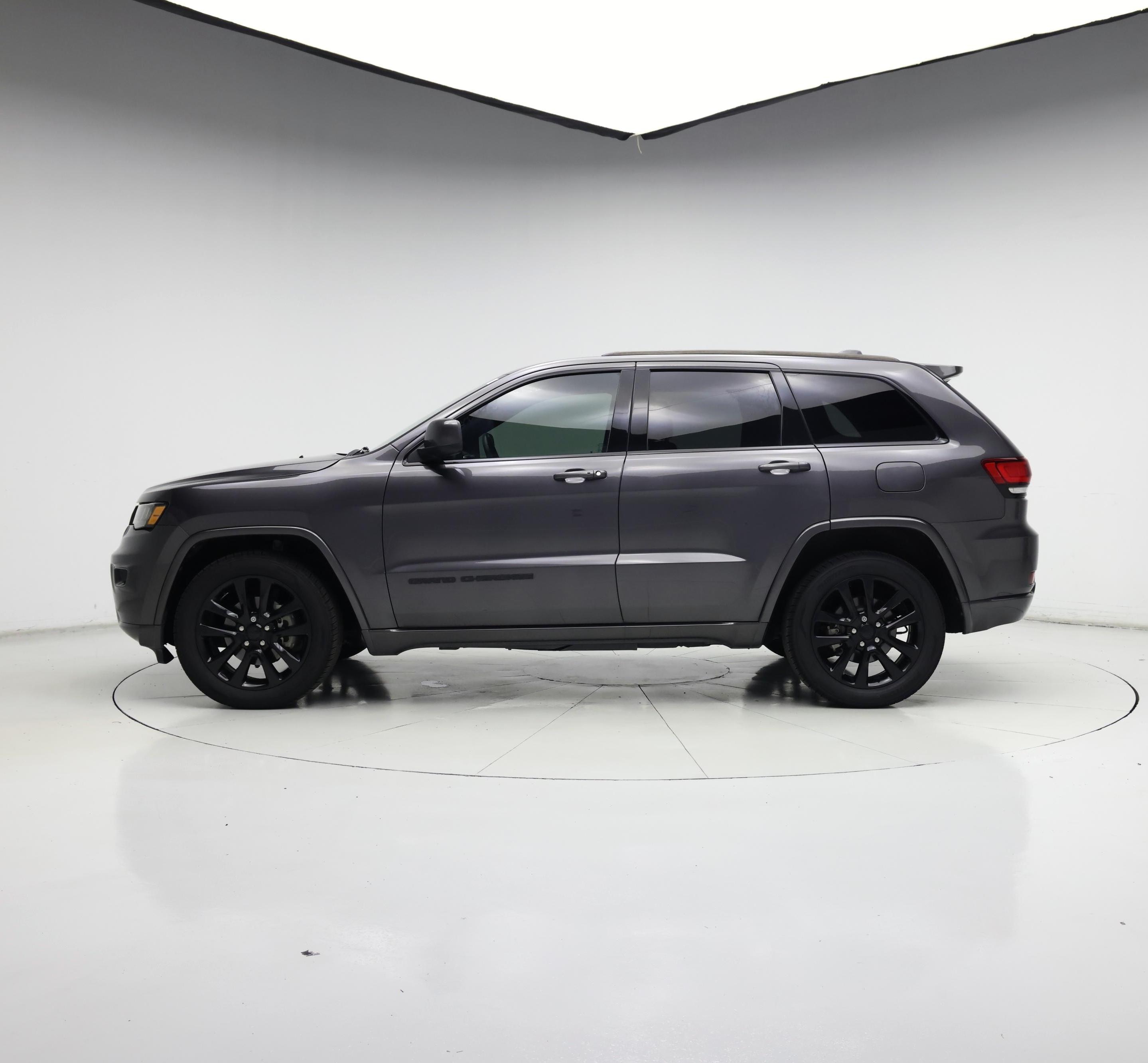 Thumbnail: 2018 Jeep Grand Cherokee - 3