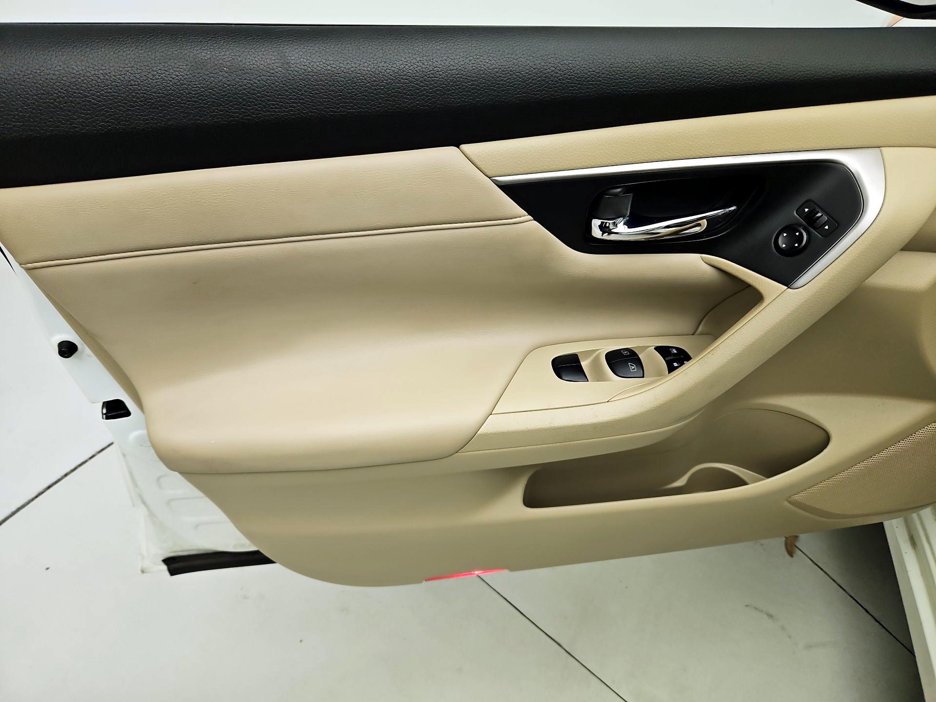 Thumbnail: 2015 Nissan Altima - 12