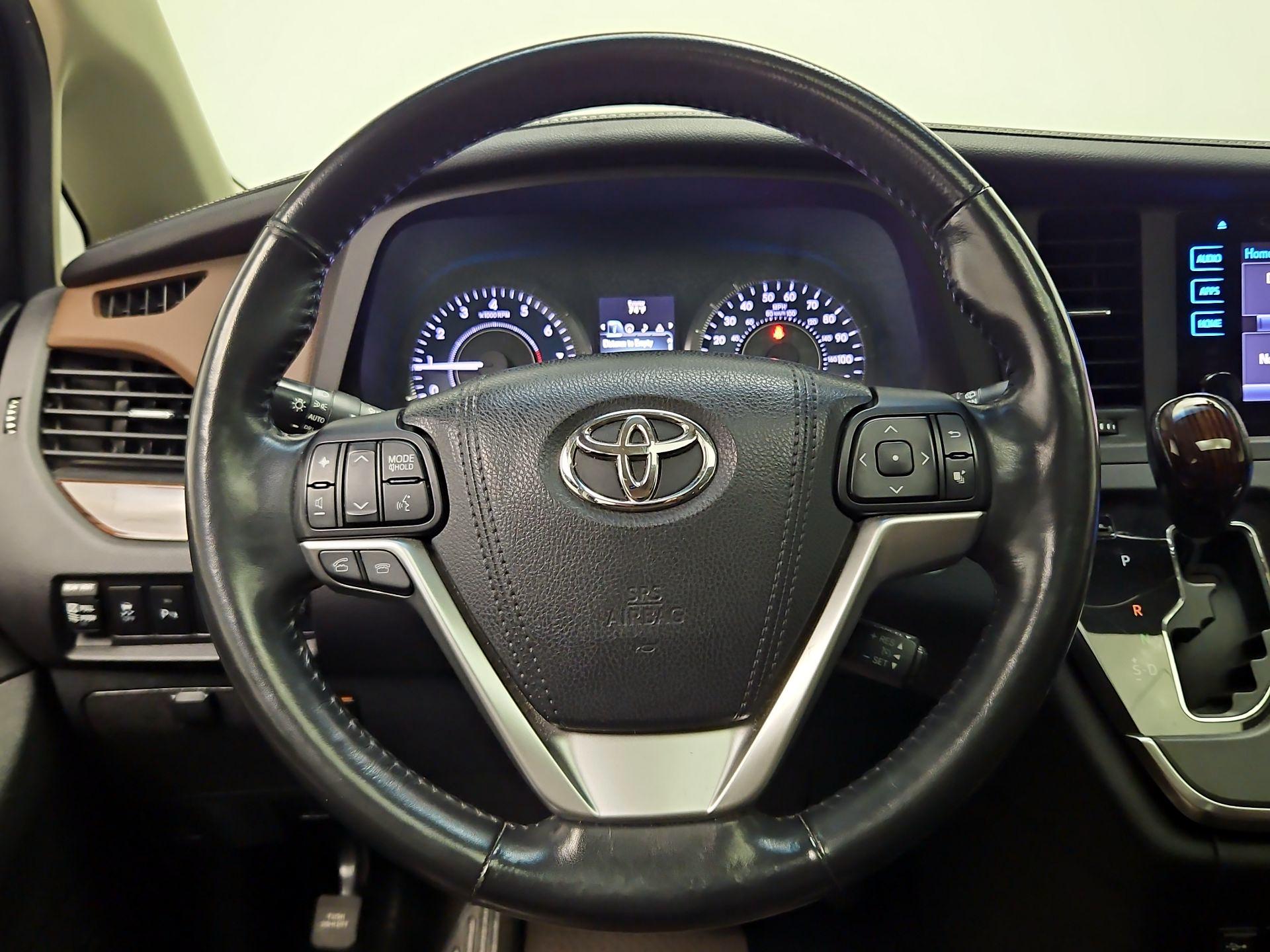 Thumbnail: 2015 Toyota Sienna - 10