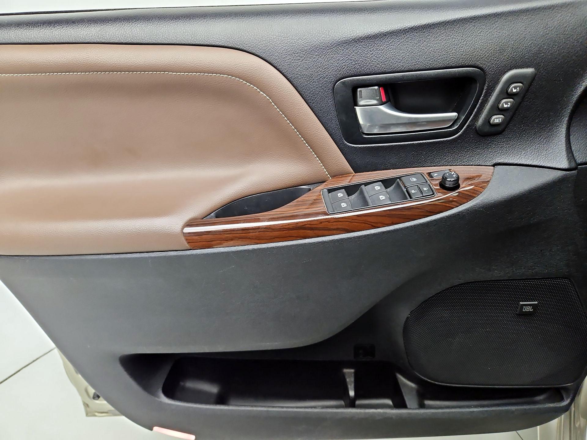 Thumbnail: 2015 Toyota Sienna - 12