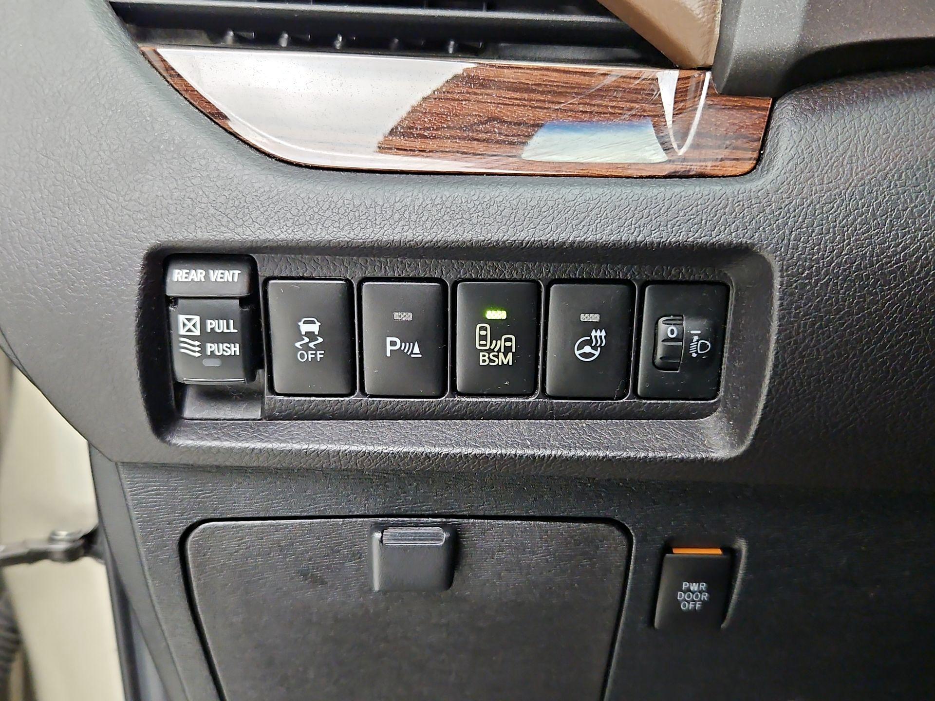Thumbnail: 2015 Toyota Sienna - 13