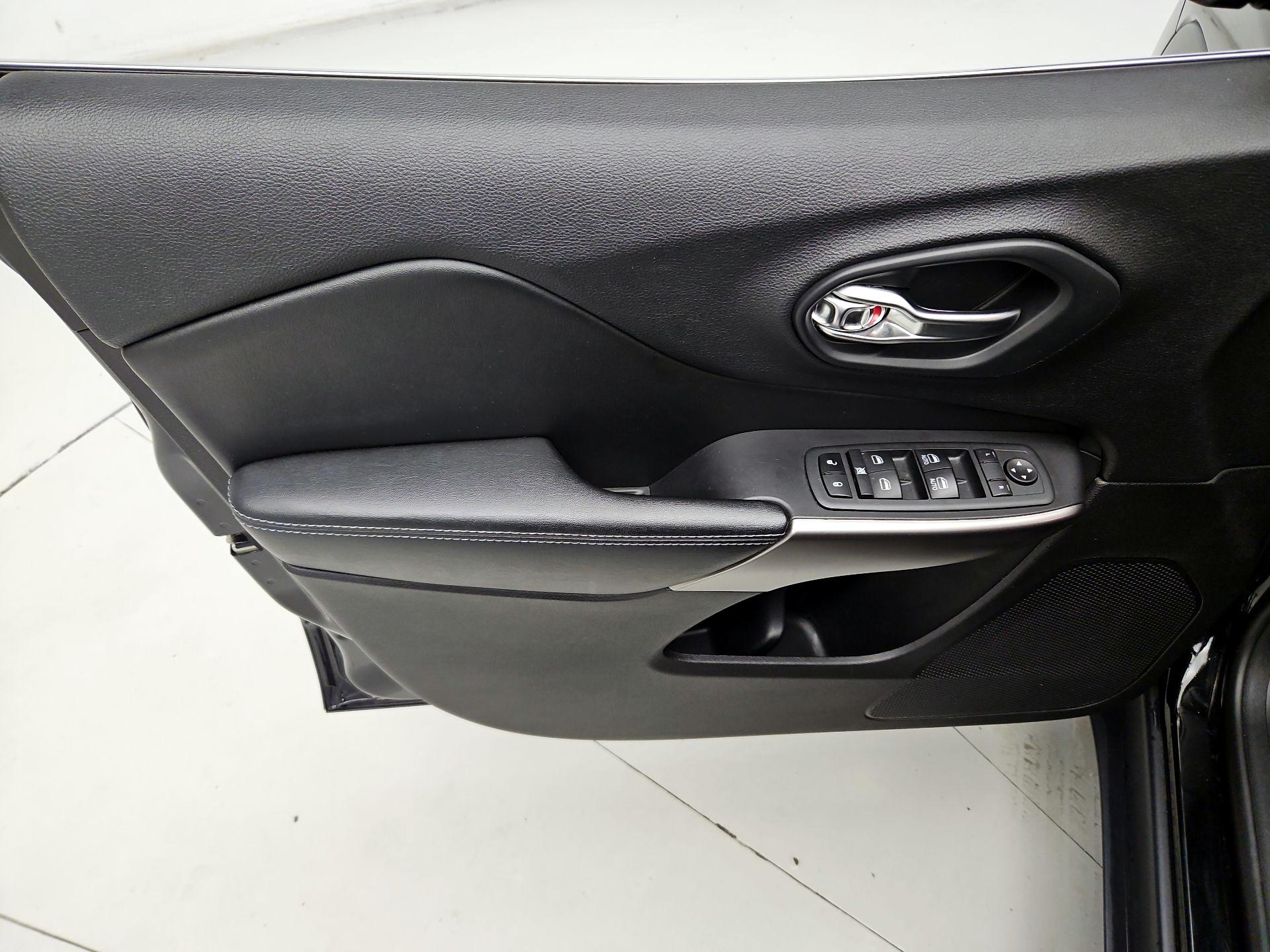 Thumbnail: 2020 Jeep Cherokee - 12