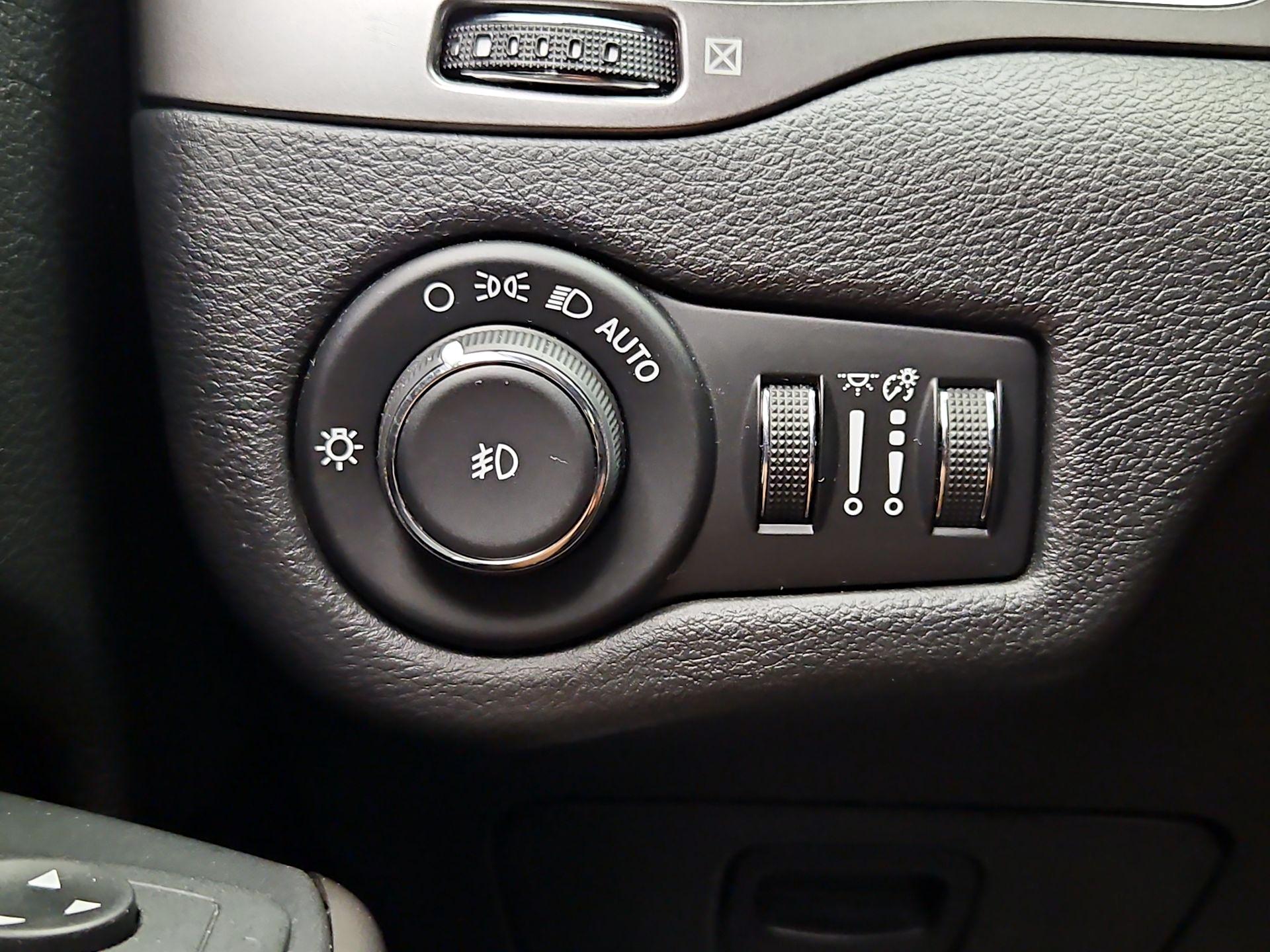 Thumbnail: 2020 Jeep Cherokee - 13