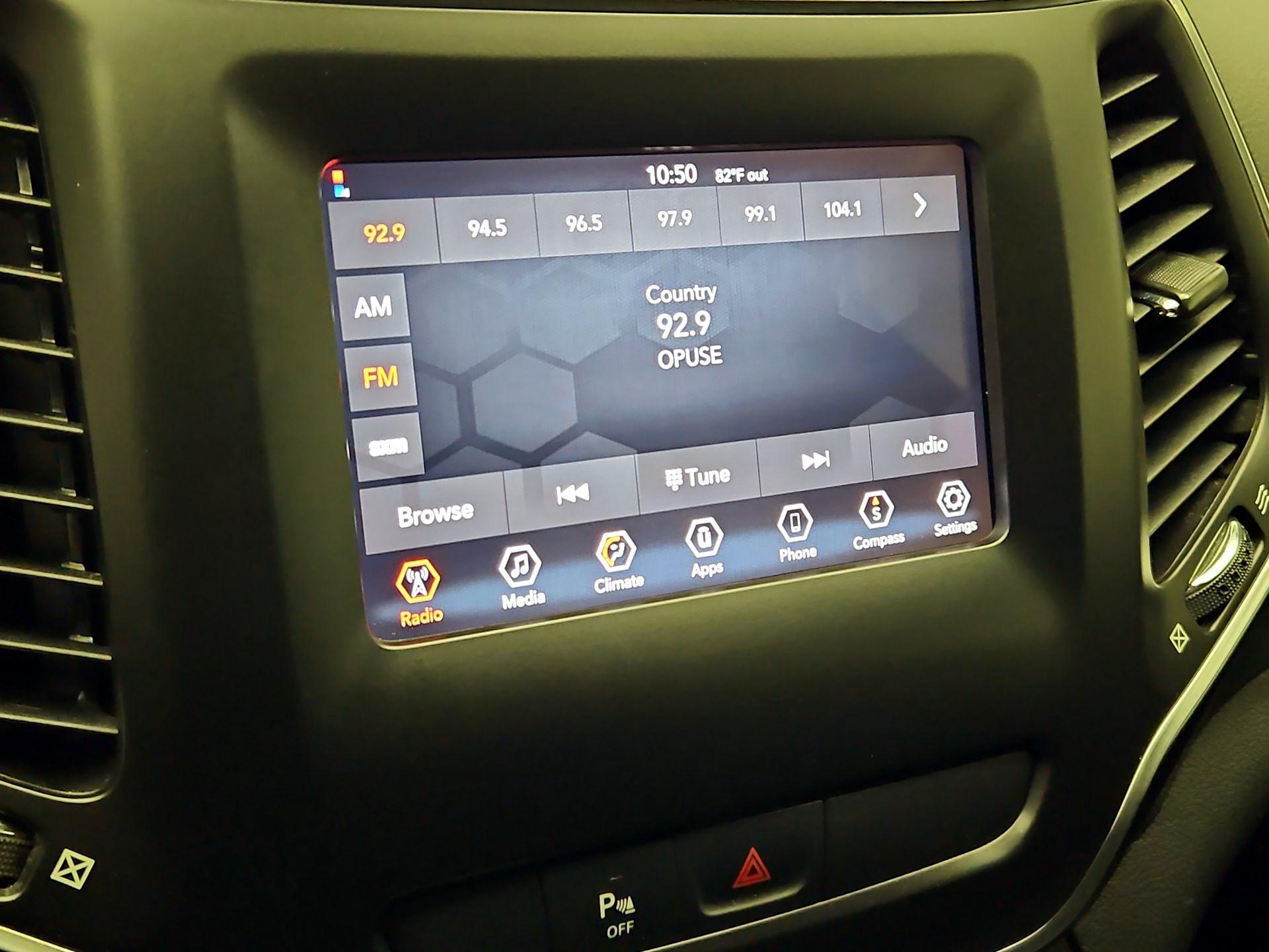 Thumbnail: 2020 Jeep Cherokee - 15