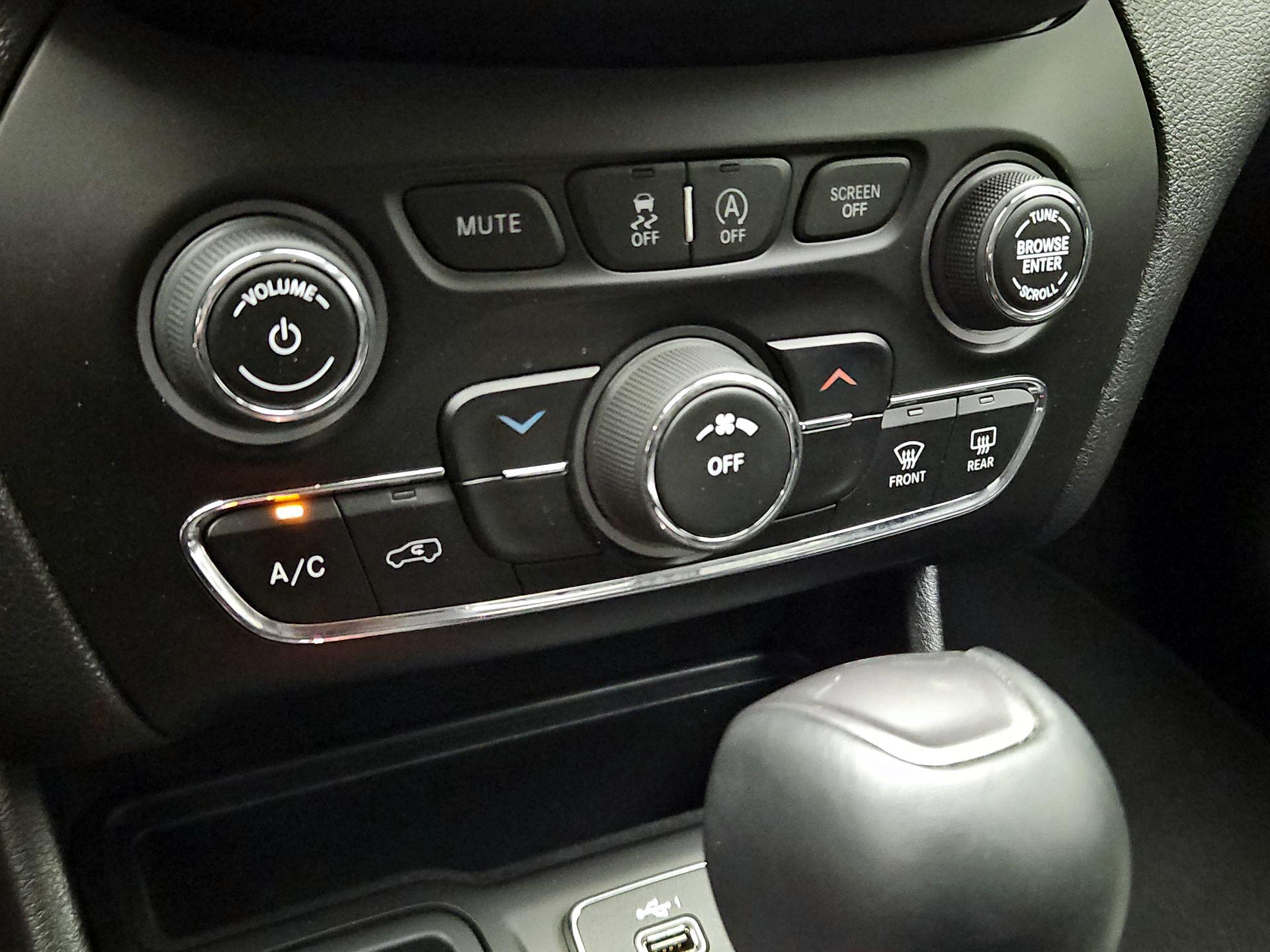 Thumbnail: 2020 Jeep Cherokee - 16