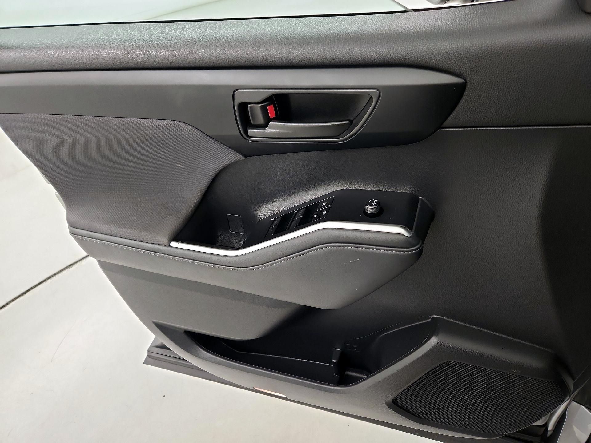 Thumbnail: 2023 Toyota Highlander - 12