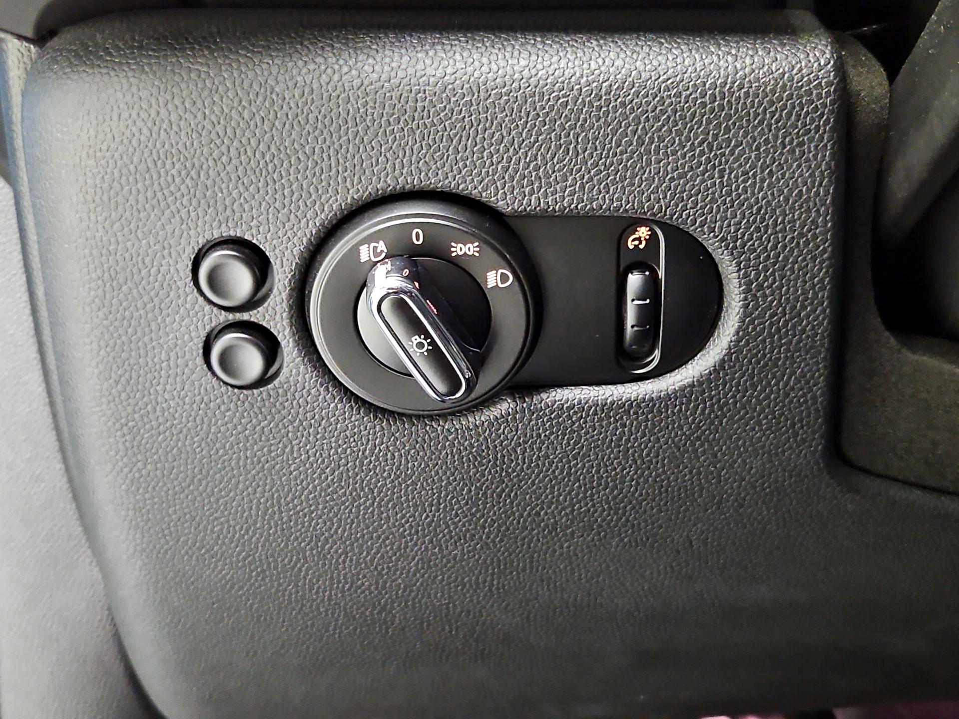 Thumbnail: 2015 MINI Cooper Hardtop - 13