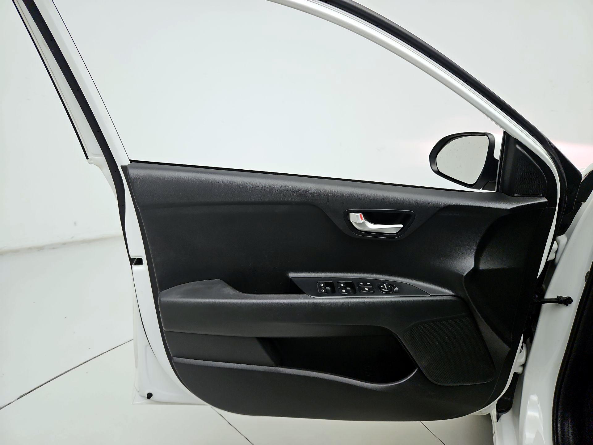 Thumbnail: 2022 Kia Rio - 12