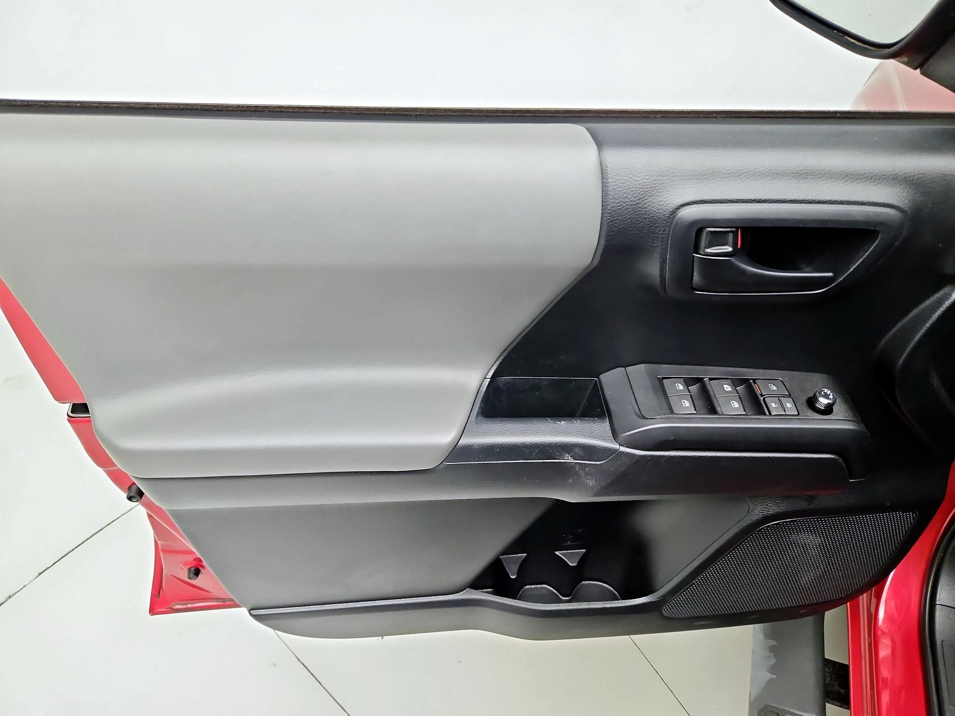 Thumbnail: 2017 Toyota Tacoma - 12