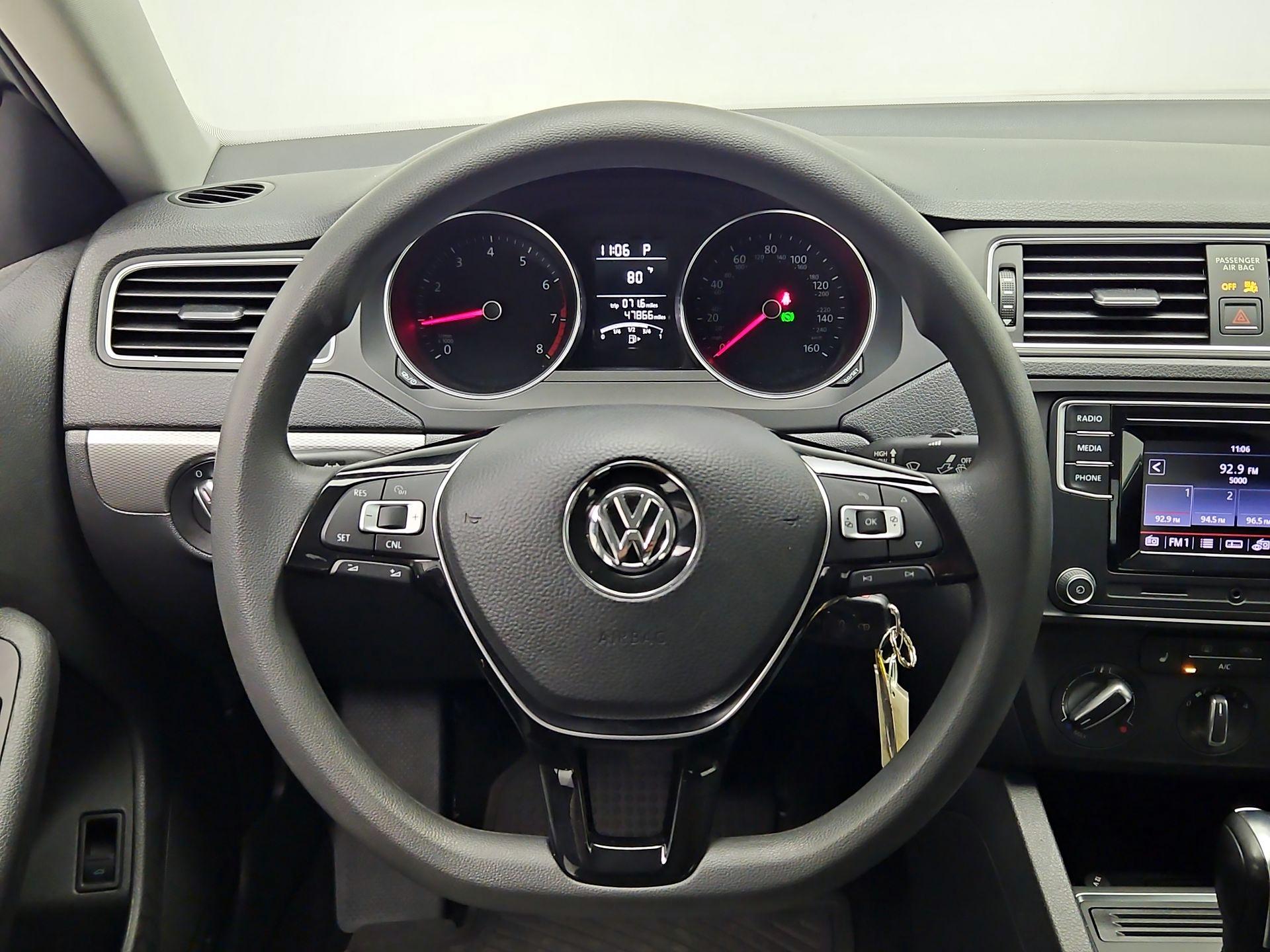 Thumbnail: 2017 Volkswagen Jetta - 10