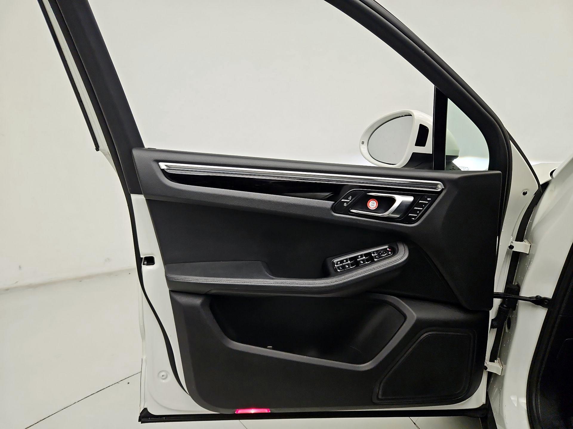 Thumbnail: 2021 Porsche Macan - 12