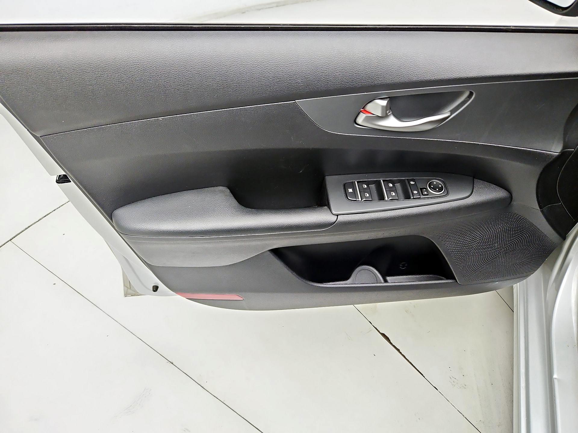 Thumbnail: 2021 Kia Forte - 12