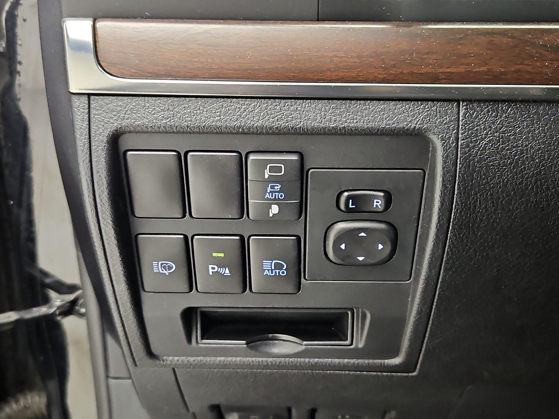 Thumbnail: 2018 Toyota Land Cruiser - 13