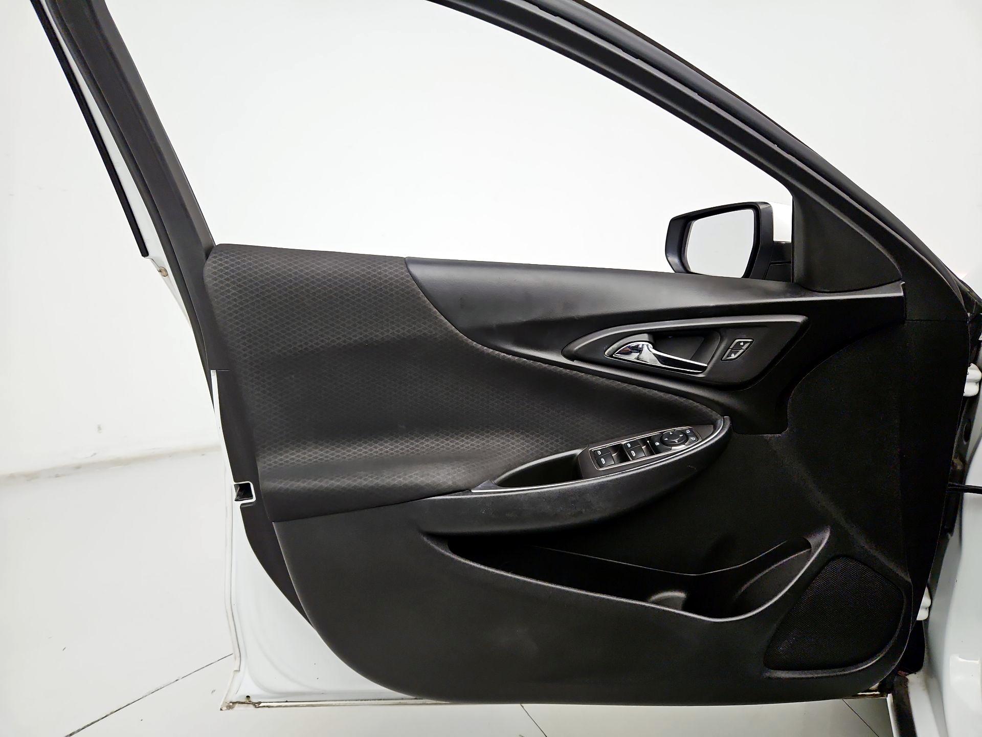 Thumbnail: 2018 Chevrolet Malibu - 12