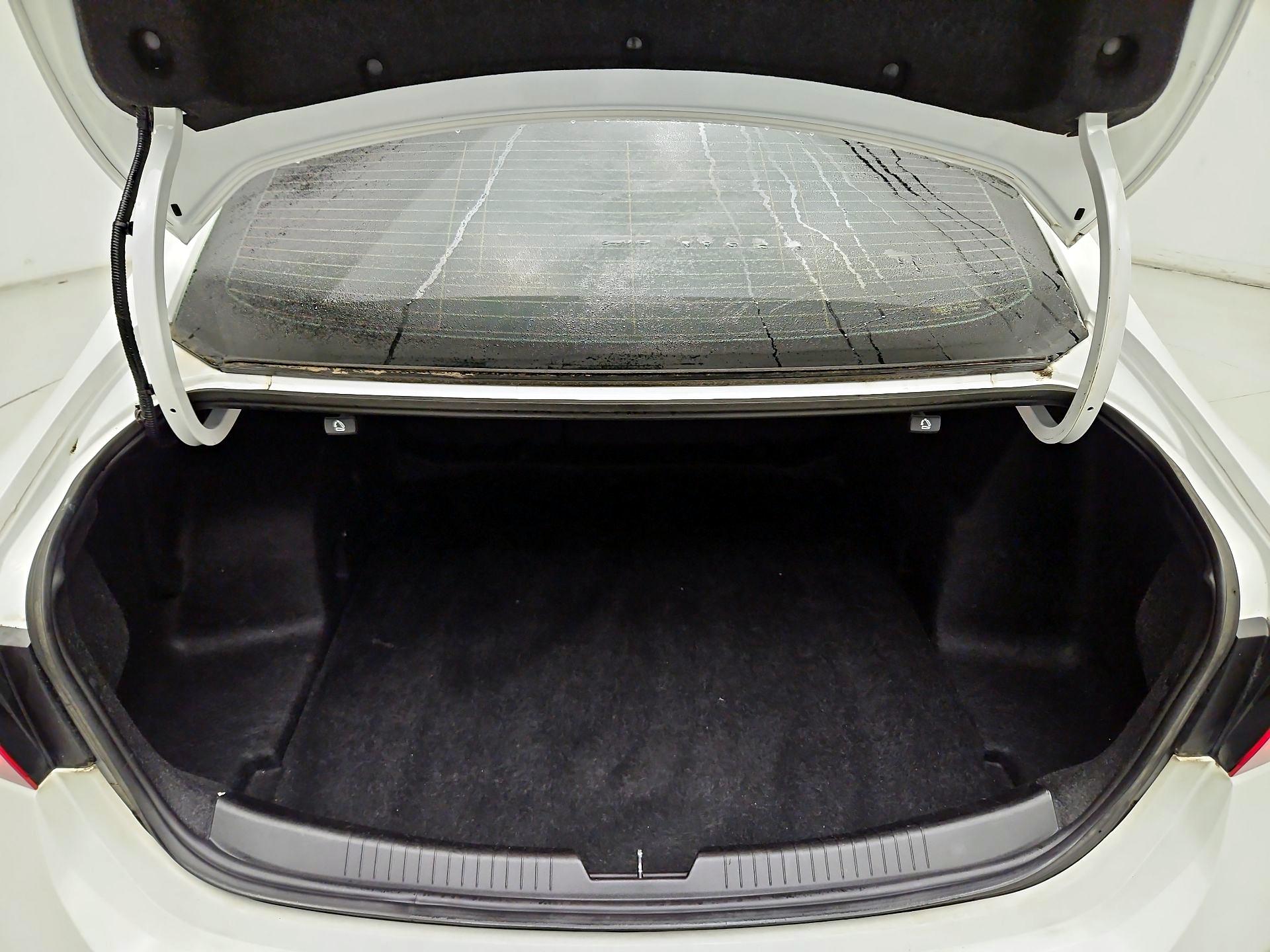 Thumbnail: 2018 Chevrolet Malibu - 18