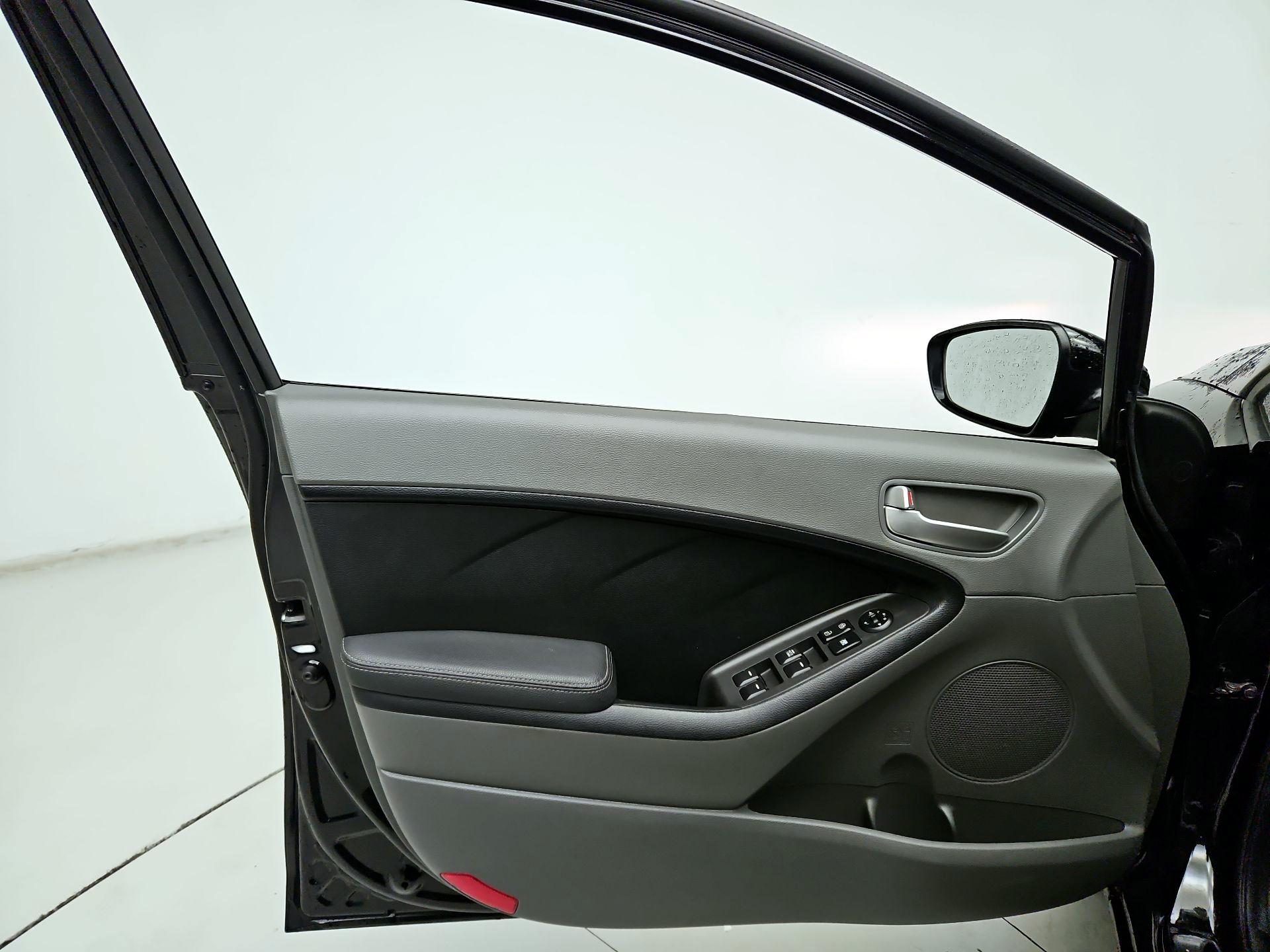 Thumbnail: 2017 Kia Forte - 12