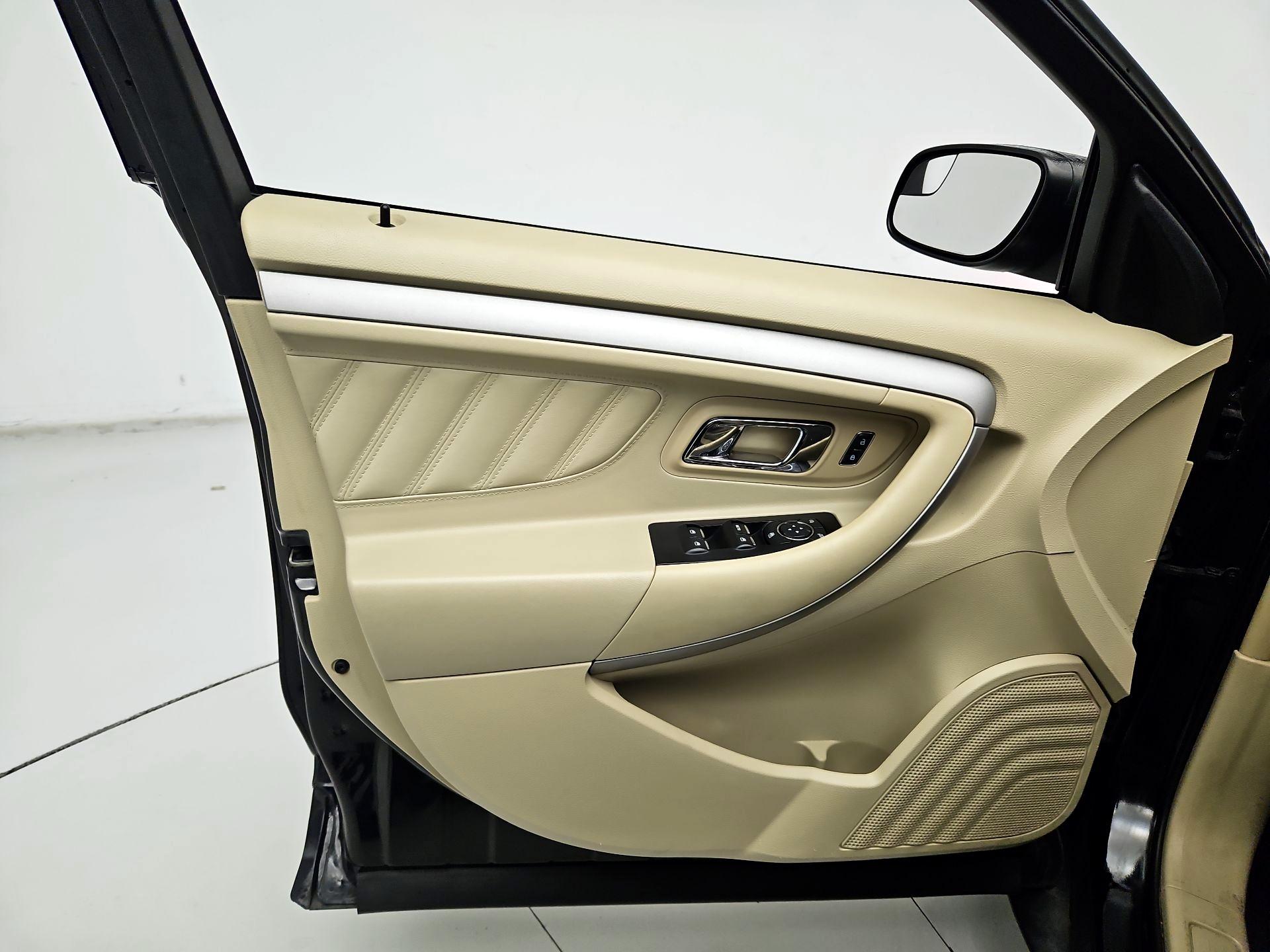 Thumbnail: 2016 Ford Taurus - 12