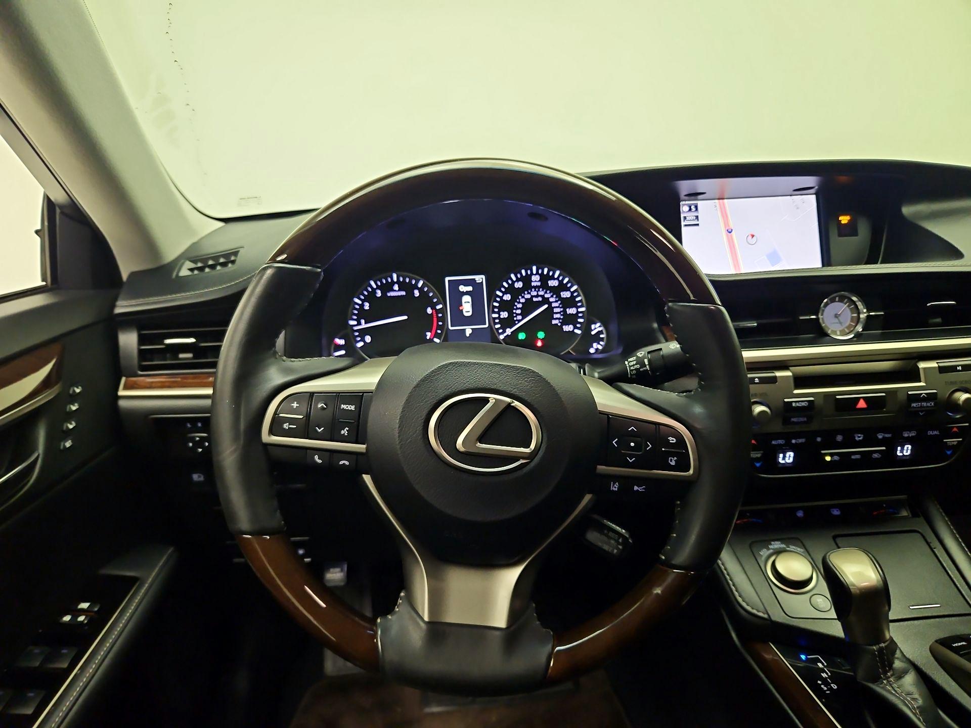 Thumbnail: 2018 Lexus ES - 10