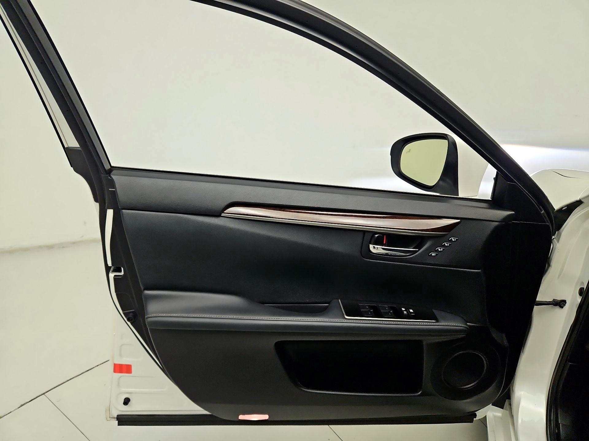 Thumbnail: 2018 Lexus ES - 12