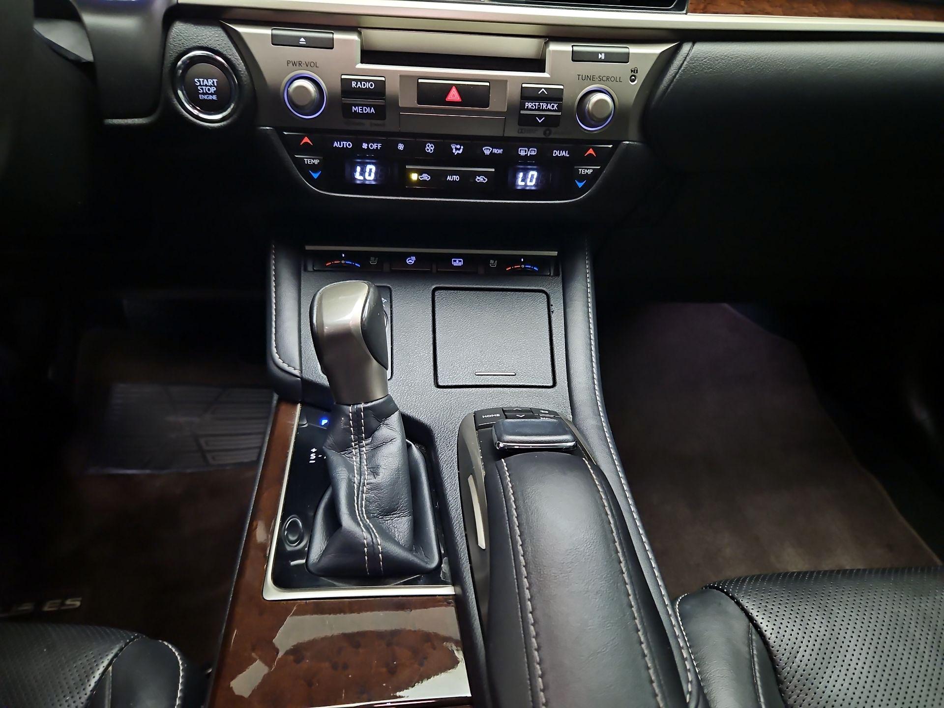 Thumbnail: 2018 Lexus ES - 16