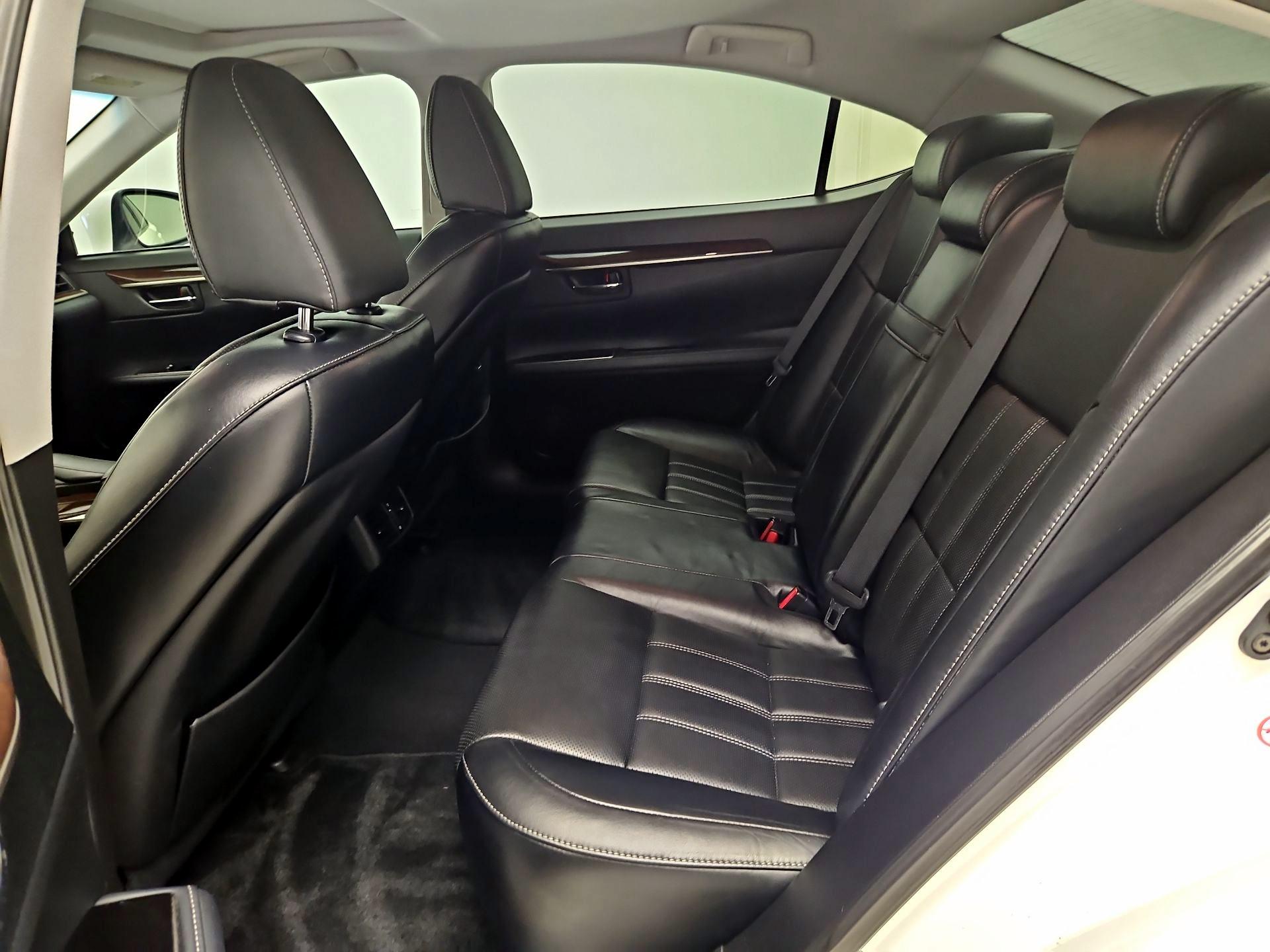 Thumbnail: 2018 Lexus ES - 17