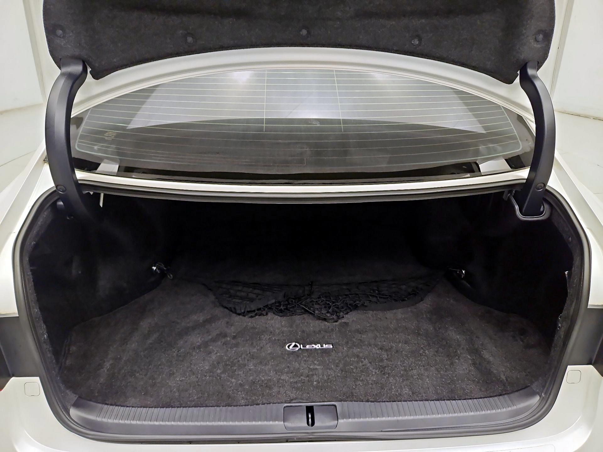 Thumbnail: 2018 Lexus ES - 18