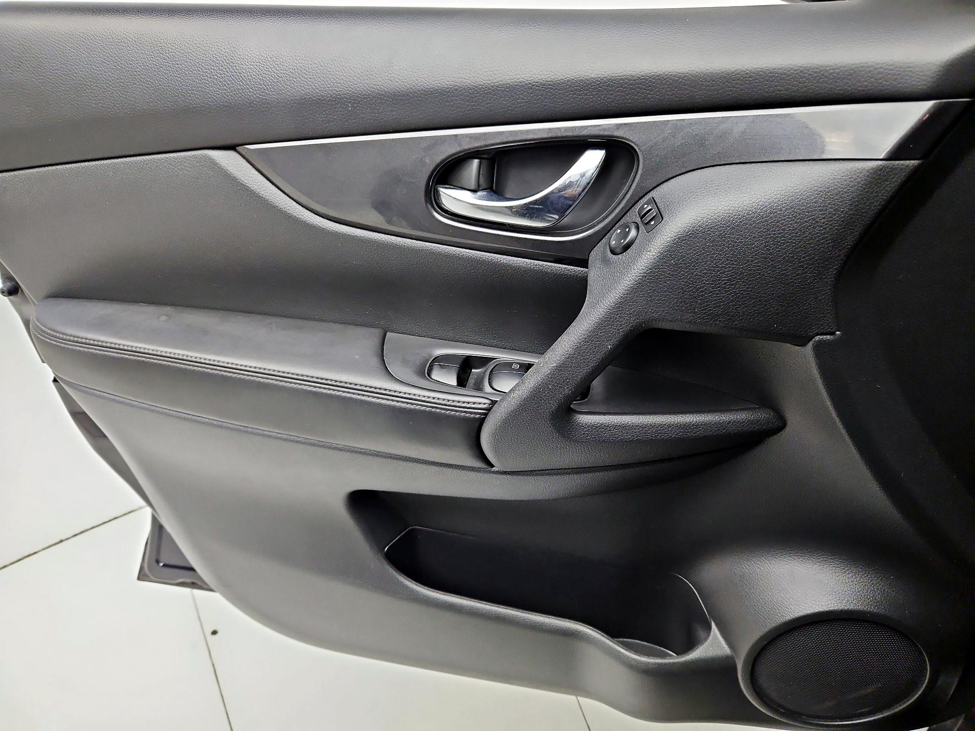 Thumbnail: 2017 Nissan Rogue - 12