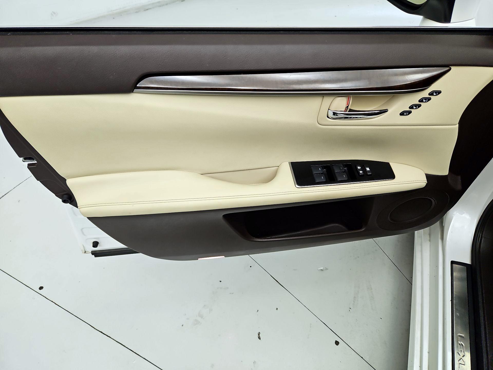 Thumbnail: 2018 Lexus ES - 12