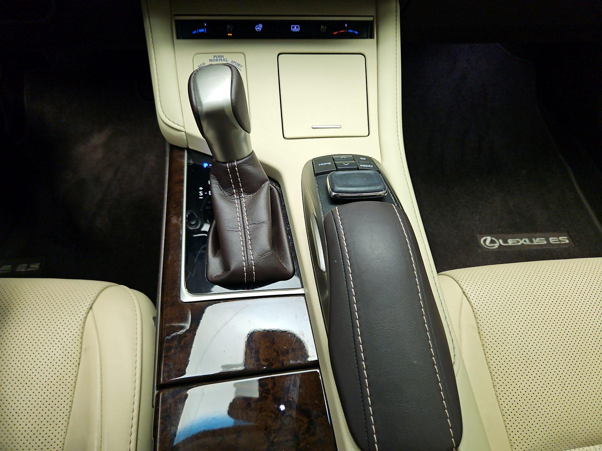 Thumbnail: 2018 Lexus ES - 18