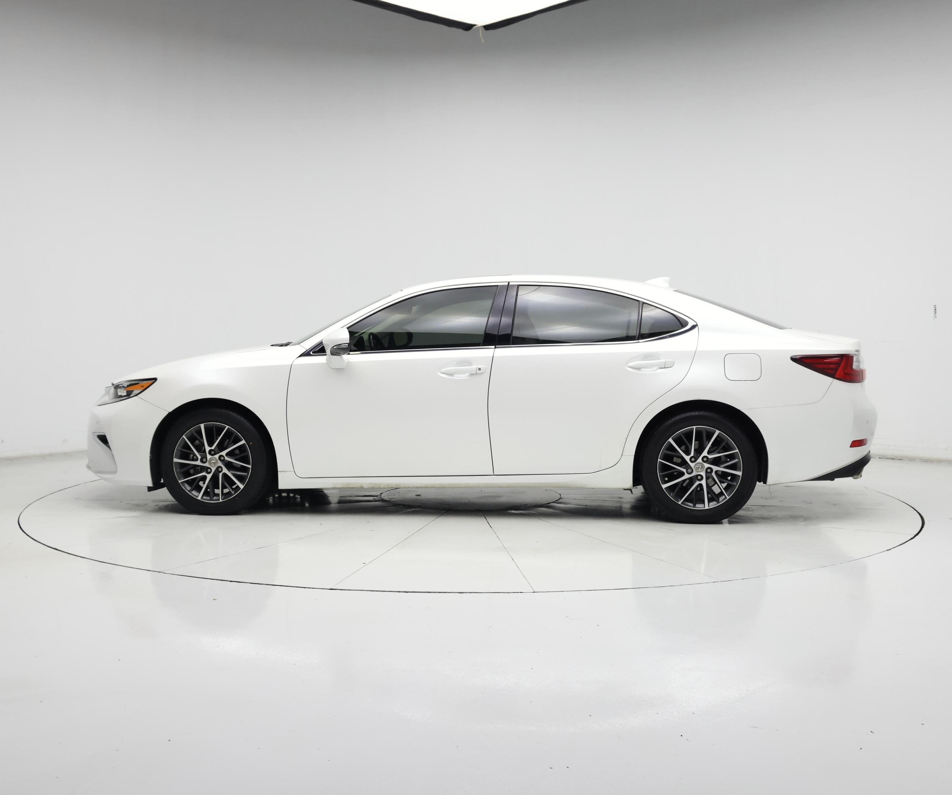 Thumbnail: 2018 Lexus ES - 3