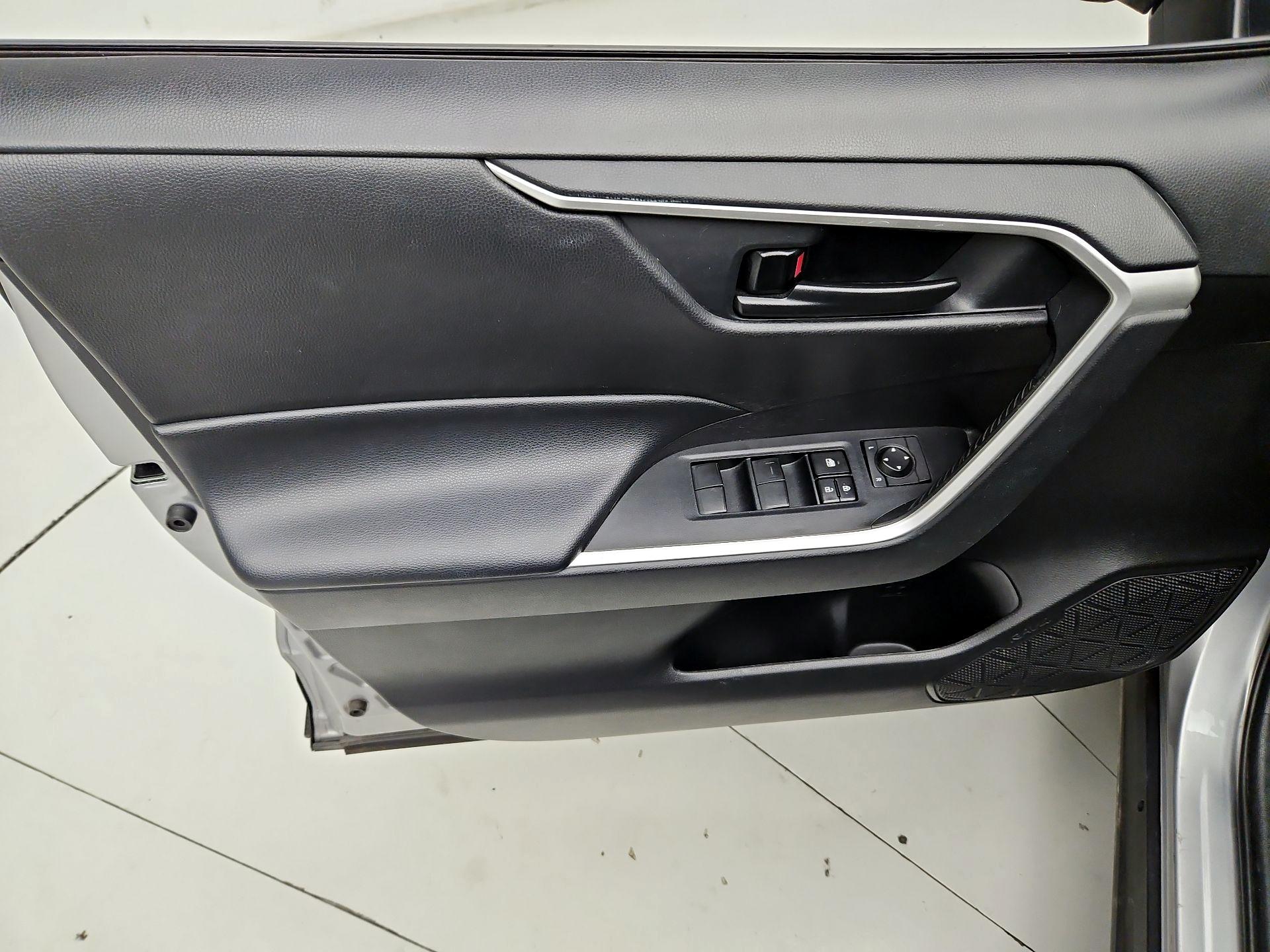 Thumbnail: 2020 Toyota RAV4 - 12