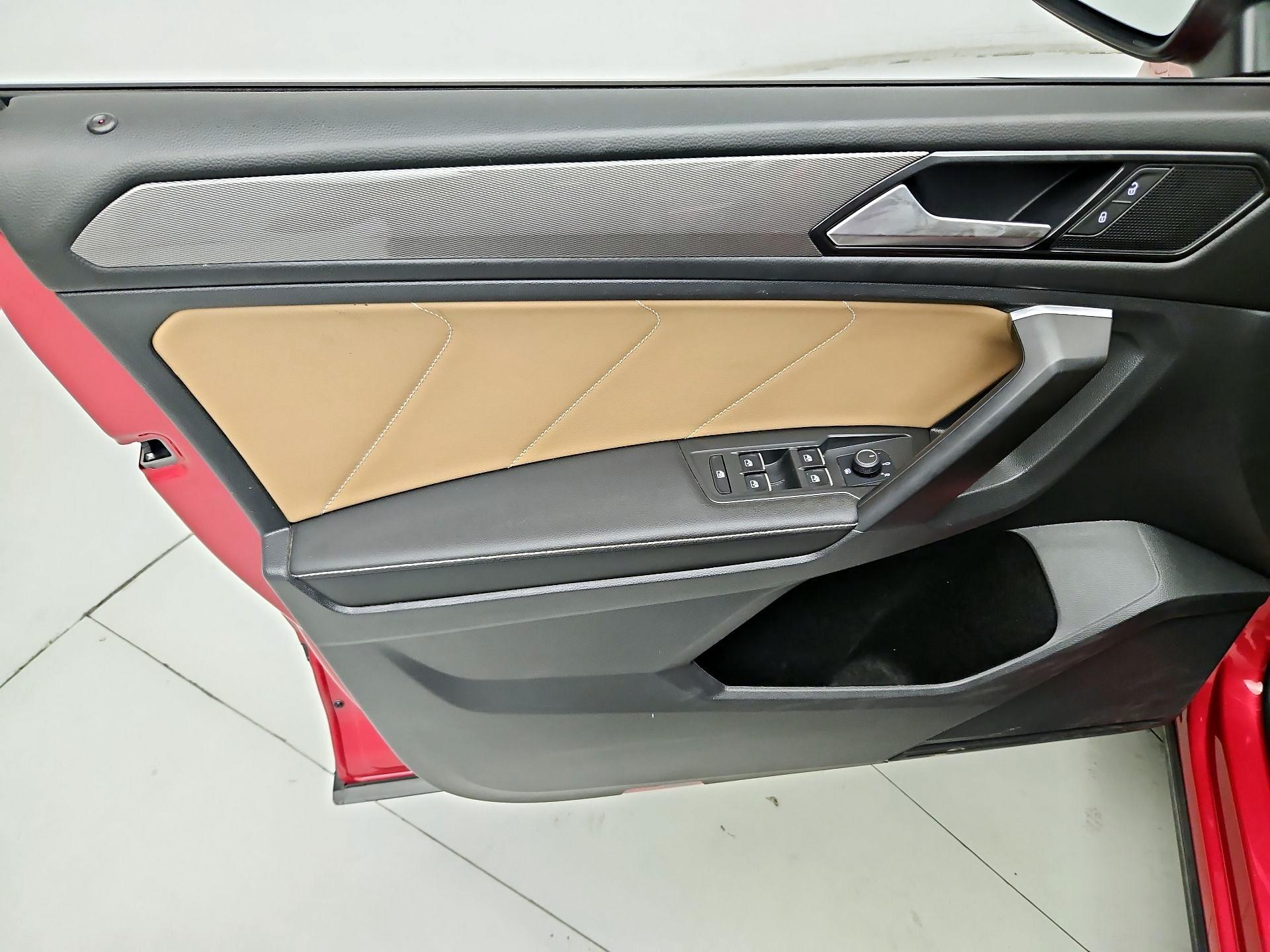 Thumbnail: 2023 Volkswagen Tiguan - 12