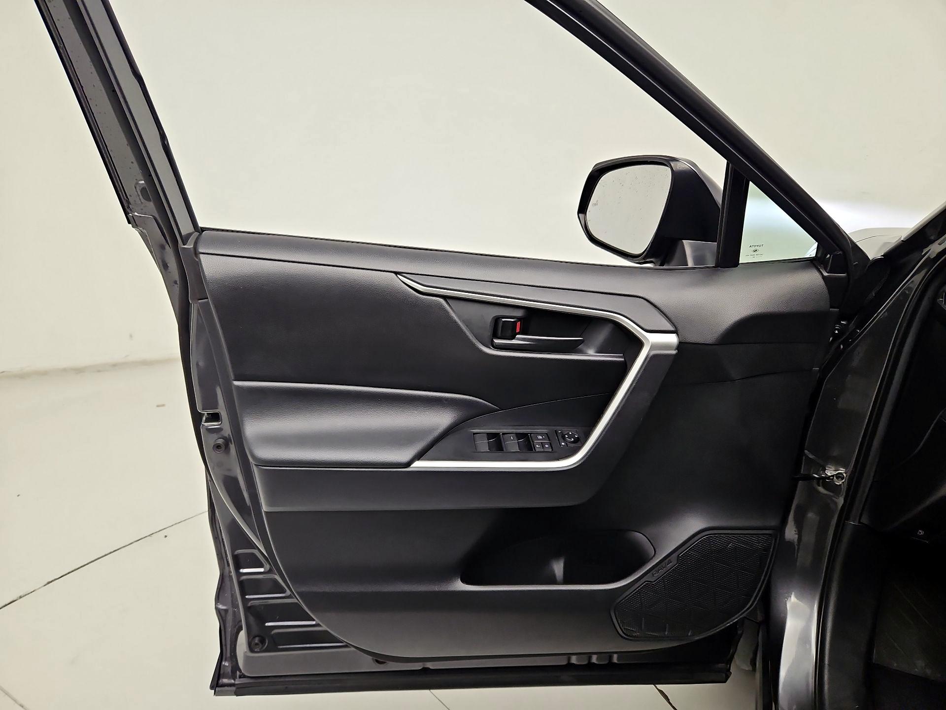 Thumbnail: 2020 Toyota RAV4 - 12