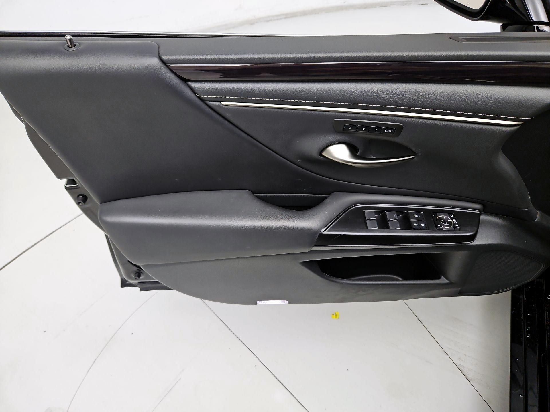 Thumbnail: 2020 Lexus ES - 12