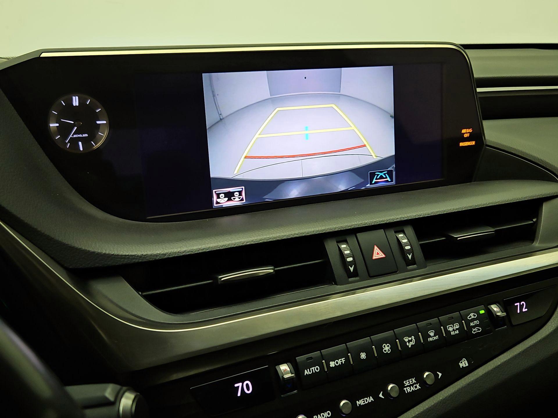 Thumbnail: 2020 Lexus ES - 15