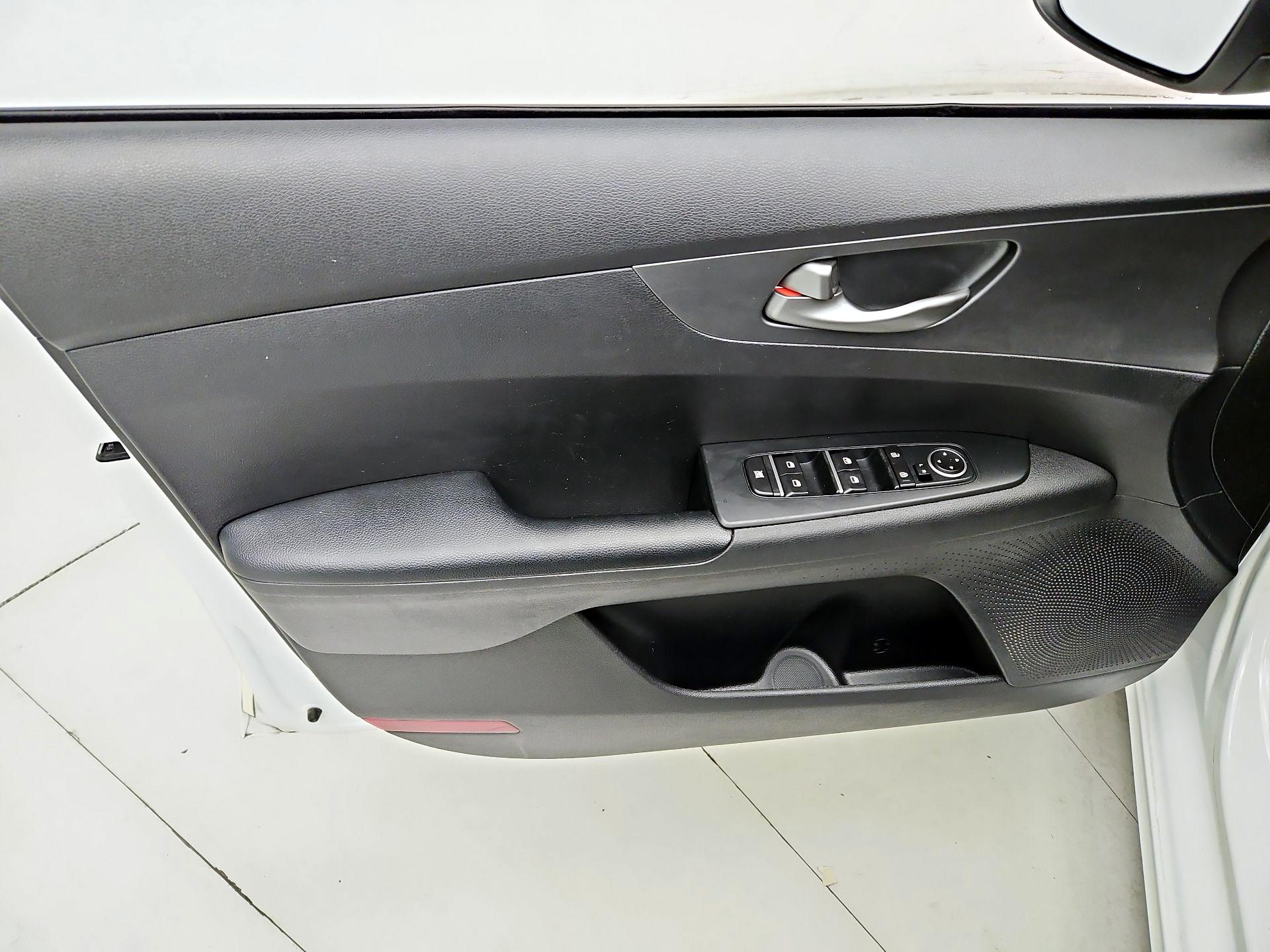 Thumbnail: 2021 Kia Forte - 12