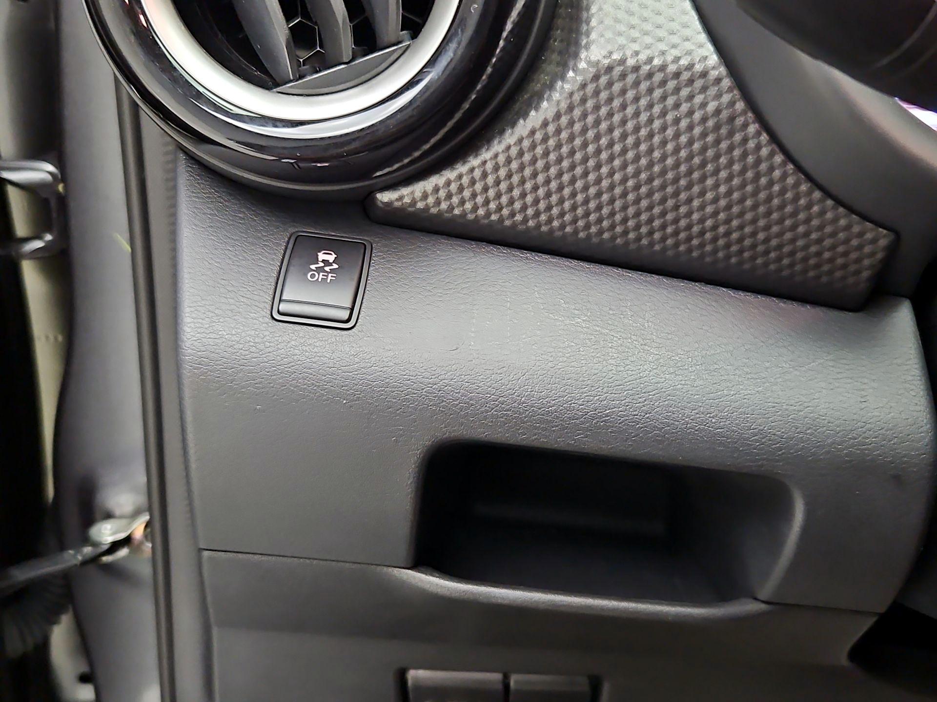 Thumbnail: 2018 Nissan Kicks - 13