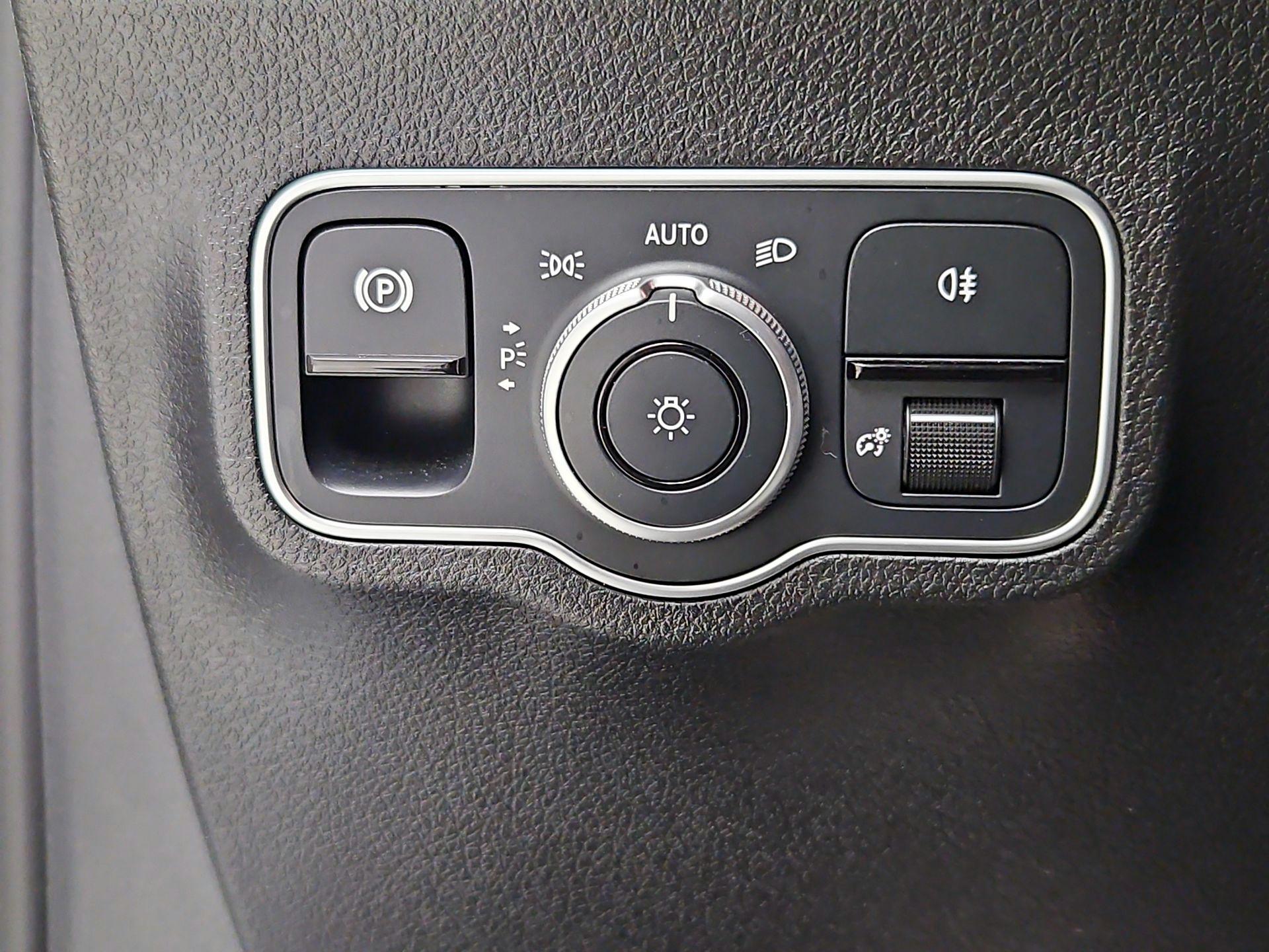 Thumbnail: 2023 Mercedes-Benz GLB - 13