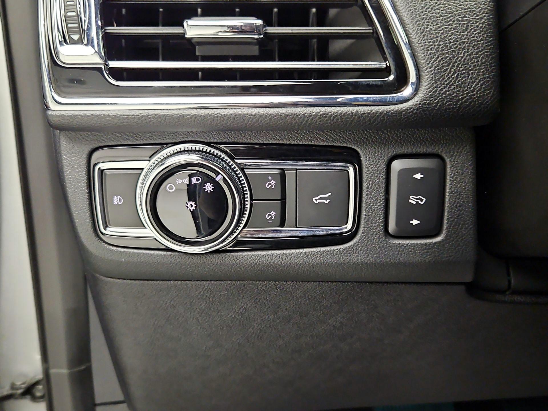 Thumbnail: 2019 Lincoln Navigator L - 13