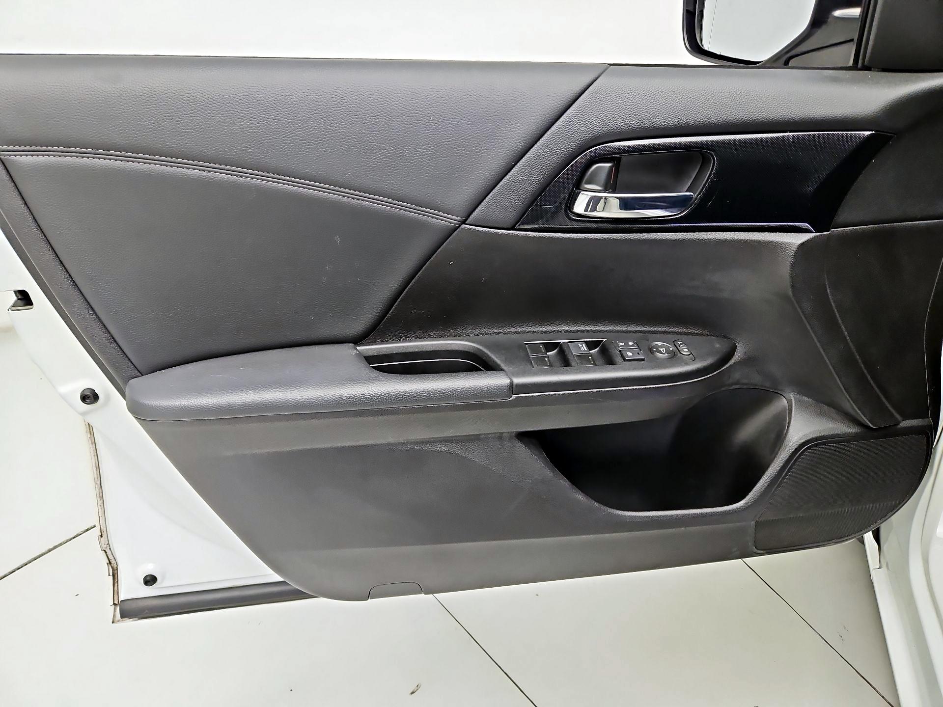 Thumbnail: 2015 Honda Accord - 12